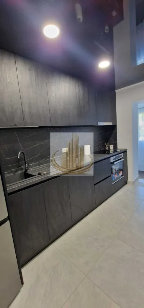 Apartament 3 camere Parter Lipovei 68mp - Apartament decomandat, 68 mp utili, situat la parter, în zona Lipovei, ideal pentru familii, persoane în vârstă sau pentru cei care își doresc acces facil.

Locuința este complet mobilată și utilată, fiind pregătită pentru mutare imediată. Apartamentul a fost renovat integral, inclusiv instalația electrică și cea sanitară, beneficiind de centrală termică nouă pentru un confort sporit și costuri eficiente de întreținere.

Printre avantajele proprietății se numără:

Suprafață utilă: 68 mp
Compartimentare decomandată
Parter
Complet mobilat și utilat
Garaj inclus
Renovat complet
Instalație electrică nouă
Instalație sanitară nouă
Centrală termică nouă
Zonă liniștită și bine conectată – Lipovei

Pentru mai multe informații sau programarea unei vizionări, vă stăm la dispoziție.
ID Intern CP3155917