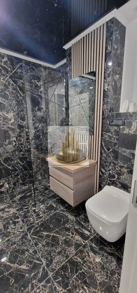 Apartament 3 camere Parter Lipovei 68mp - Apartament decomandat, 68 mp utili, situat la parter, în zona Lipovei, ideal pentru familii, persoane în vârstă sau pentru cei care își doresc acces facil.

Locuința este complet mobilată și utilată, fiind pregătită pentru mutare imediată. Apartamentul a fost renovat integral, inclusiv instalația electrică și cea sanitară, beneficiind de centrală termică nouă pentru un confort sporit și costuri eficiente de întreținere.

Printre avantajele proprietății se numără:

Suprafață utilă: 68 mp
Compartimentare decomandată
Parter
Complet mobilat și utilat
Garaj inclus
Renovat complet
Instalație electrică nouă
Instalație sanitară nouă
Centrală termică nouă
Zonă liniștită și bine conectată – Lipovei

Pentru mai multe informații sau programarea unei vizionări, vă stăm la dispoziție.
ID Intern CP3155917