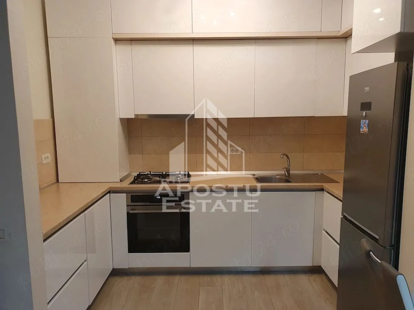 Apartament cu 3 camere de inchiriat, 2 locuri de parcare, Dumbravita - Agentia imobiliara APOSTU ESTATE va propune spre inchiriere un apartament cu 3 camere, spatios si luminos, situat in Dumbravita, o zona linistita si bine pozitionata fata Timisoara, potrivit pentru cupluri,familii, sau studenti care isi doresc o locuinta unde sa se simta confortabil si cu acces facil catre scoli, statii de autobuz, supermarketuri , magazine de zona, parcuri.

Suprafata utila: 75 mp
Compartimentare eficienta:
-Hol de acces generos
-Bucatarie complet mobilata si utilata, cu loc de luat masa
-Living luminos si spatios
-Doua dormitoare mobilate
-Baie prevazuta cu cada

Confort si facilitati:
-Incalzirea apartamentului: centrala proprie
-Apartamentul este complet mobilat si utilat
-Nu se accepta animale de companie de catre proprietar

Localizare:
-Timis, Dumbravita– acces facil spre magazine, supermarket, scoli, parcuri si mijloace de transport in comun.

Ideal pentru:
-Familii
-Cupluri
-Studenti

Disponibilitate: 01.07.2026
Pret chirie lunara: 760 EURO
Programeaza o vizionare pentru a-ti putea imagina viitorul aici!
ID intern:CP3150106