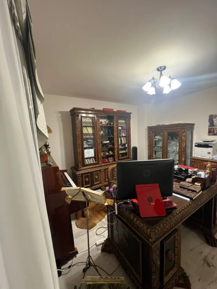 EXCLUSIVITATE – Vila eleganta, complet mobilata, aproape de Parcul Sub Arini – 793.000 euro - Te invităm să descoperi o proprietate remarcabilă, unde luxul întâlnește funcționalitatea – o casă spațioasă, complet mobilată cu mobilier de înaltă calitate, ideală pentru un stil de viață modern și confortabil.Situată într-o zonă liniștită, cu acces din două străzi și la doar 5 minute de Parcul Sub Arini, această casă impresionează prin generozitatea spațiilor și dotările sale premium.Suprafața totală utilă:Parter: 125 mp;Etaj: 95 mp;Pod mansardabil: 60 mp;Compartimentare parter:Living elegant de 33,1 mp;Birou de 17,6 mp;Dormitor de 16,72 mp;Baie spațioasă cu geam de aerisire – 7,5 mp;Holuri și spații de depozitare (5 mp + 9,25 mp);Bucătărie principală generoasă de 45 mp, complet mobilată și utilatăDebara din bucătărie – 6 mp;A doua bucătărie, de 35 mp, complet dotată, care deservește terasa acoperită – ideală pentru mesele cu familia și prietenii în aer liber.Compartimentare etaj:3 dormitoare (22,5 mp, 16,7 mp, 16,7 mp);Baie cu fereastră de 7,5 mpHol de 9,24 mpAcces către podul mansardabil – 60 mp (ideal pentru spațiu de hobby, birou sau dormitor suplimentar)Dotări și finisaje premium:Mobilier superb de calitatePardoseli din parchet, gresie, marmură și travertinCentrală termică + aer condiționat cu termostat în fiecare camerăTermopane, finisaje de calitateScări exterioare placate cu marmură/travertinSupraveghere videoPoartă electrică pentru acces autoExterior și curte:Teren: 600 mp – zonă verde și curte complet pavatăTerasă acoperită și amenajată (aprox. 150 mp) cu zonă de grillGaraj de 48,6 mp pentru 3 mașiniMagazie de 15 mpAcces din două străziO casă completă, gata să devină “acasă” – elegantă, funcțională și bine poziționată!Preț: 793.000 euroContactează-ne pentru vizionare!