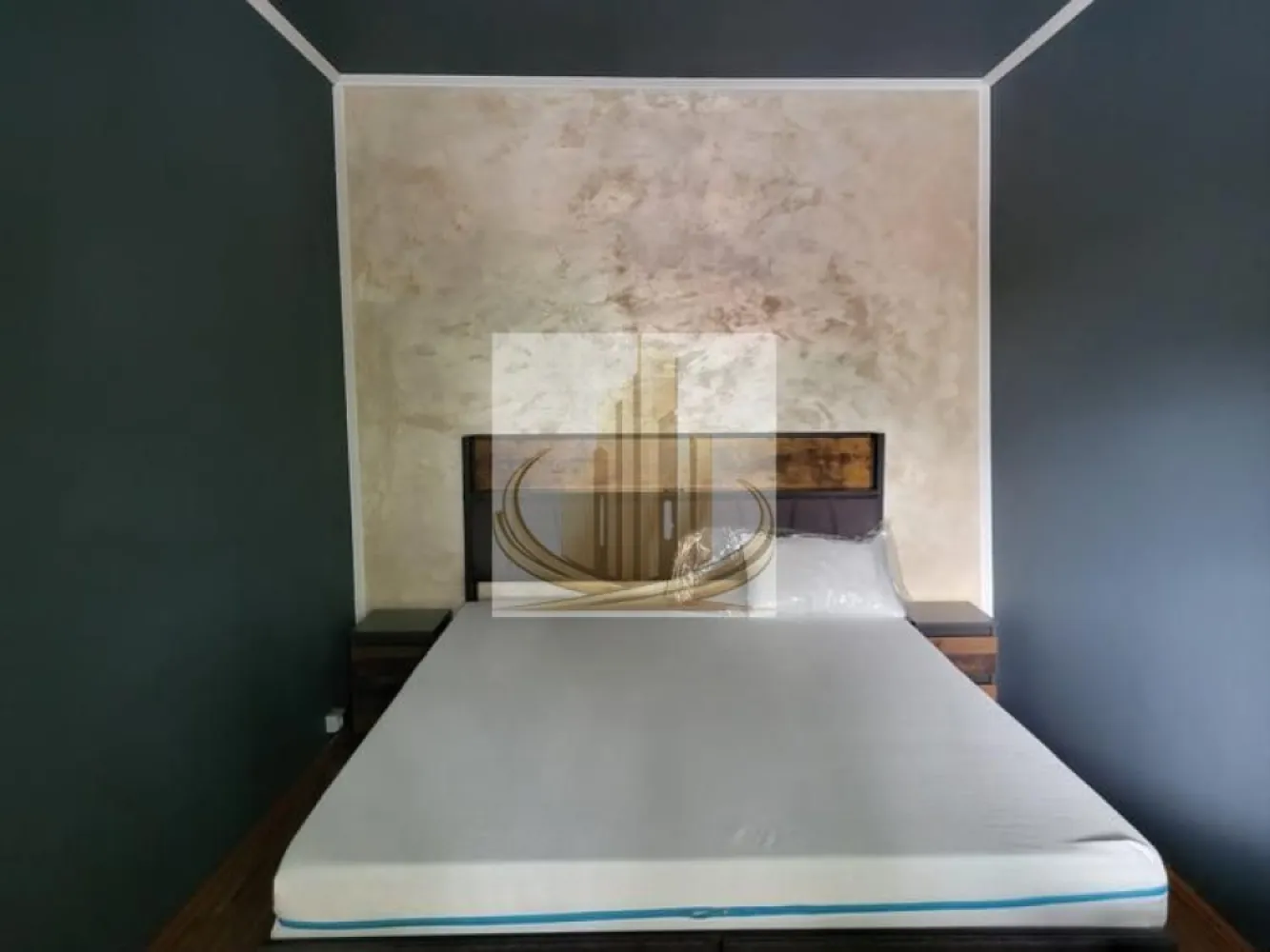 Apartament 2 camere - Etaj 2 Zona Tipografilor - Grand Mobilis Imobiliare propune spre vânzare un apartament cu 2 camere semidecomandat, situat în zona Tipografilor – Take Ionescu, la etajul 2 din 4 al unui imobil bine întreținut. Proprietatea reprezintă o alegere excelentă atât pentru locuit, cât și pentru investiție.

Apartamentul are o suprafață utilă de 40 mp și este compartimentat astfel: bucătărie, baie cu cadă, sufragerie cu balcon încorporat și dormitor. Se vinde complet mobilat și utilat, exact ca în fotografii.

Locuința a fost recent igienizată și mobilată, beneficiind de mobilier nou de bucătărie, pat și saltea noi, noptiere noi, birou nou și scaune noi pentru bucătărie.

Confortul este asigurat de centrala termică proprie și aerul condiționat. Poziționarea la etajul 2 oferă un plus de confort și accesibilitate.

Amplasarea este unul dintre principalele avantaje ale proprietății. Apartamentul se află în apropiere de Kaufland, la aproximativ 15 minute de mers pe jos de centrul orașului și la 10 minute de Isho și Iulius Mall. Universitatea de Medicină este accesibilă în aproximativ 15-20 de minute de mers pe jos.

Clasa energetică: B.

Preț: 95.000 Euro, negociabil.

Pentru informații suplimentare și programarea unei vizionări, vă stăm cu drag la dispoziție.

ID INTERN CP3156191