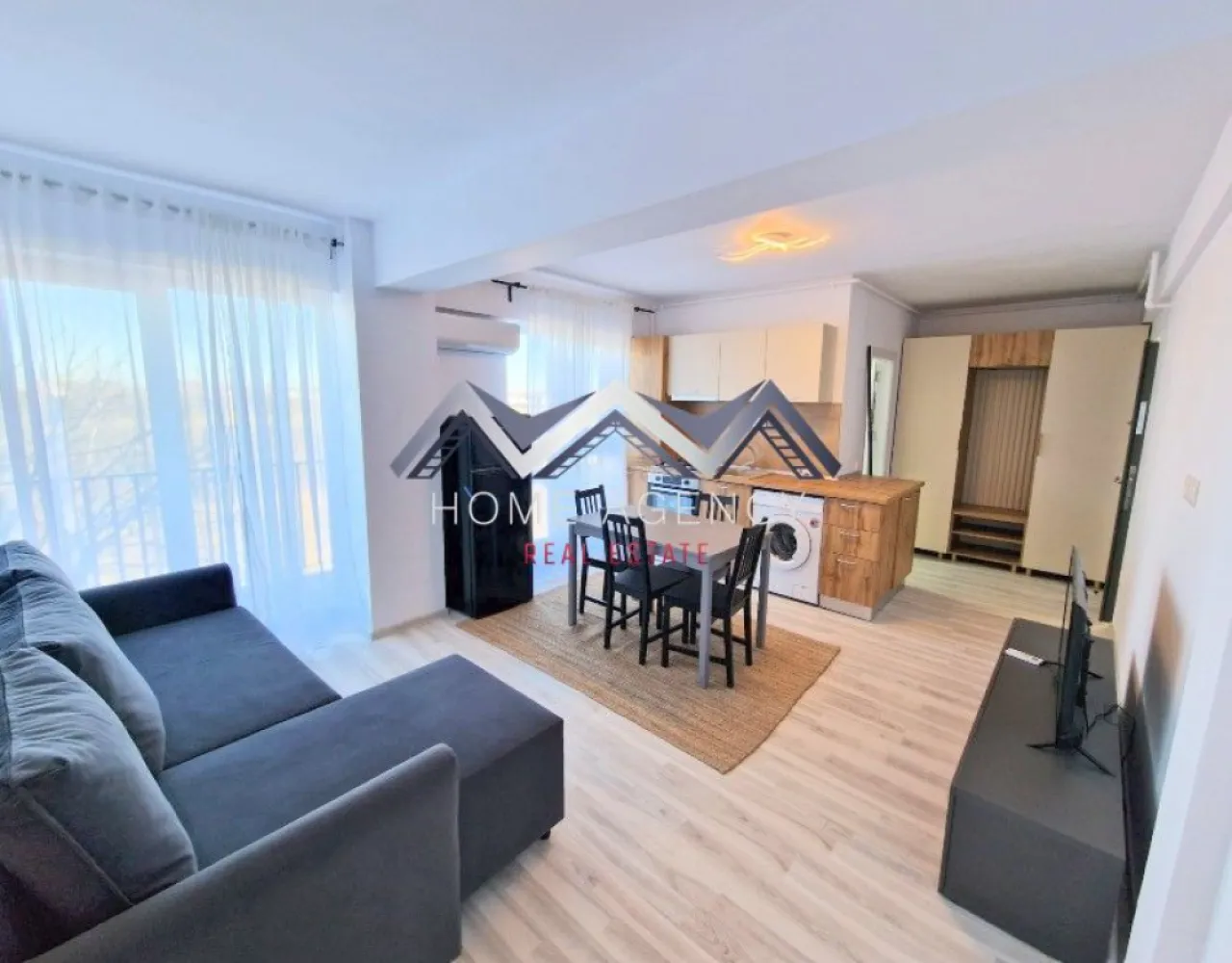 Apartament 2 camere Otopeni - Vă propunem, spre închiriere, un apartament modern și foarte cochet, complet mobilat și utilat, situat la etajul 2/3 într-un bloc nou, poziționat excelent în Otopeni, cu acces rapid către DN1, Centură, Aeroport și toate punctele de interes din zonă.

✨ Detalii apartament:
- Living cu bucătărie open space, luminos, cu acces direct către balcon
- Dormitor confortabil, perfect pentru relaxare
- Baie modernă, dotată cu duș walk-in
- Hol generos, ideal pentru spații de depozitare
- Totul este impecabil, ca nou
- 1 loc de parcare inclus în preț
- Stație de autobuz în fața complexului

Apartamentul este amenajat cu atenție la detalii, oferind un ambient cald, modern și funcțional. Perfect pentru o persoană sau un cuplu care își dorește confort, liniște și o locație excelentă.

📞 Contactează-mă pentru detalii sau pentru a programa o vizionare!