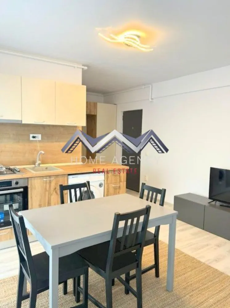 Apartament 2 camere Otopeni - Vă propunem, spre închiriere, un apartament modern și foarte cochet, complet mobilat și utilat, situat la etajul 2/3 într-un bloc nou, poziționat excelent în Otopeni, cu acces rapid către DN1, Centură, Aeroport și toate punctele de interes din zonă.

✨ Detalii apartament:
- Living cu bucătărie open space, luminos, cu acces direct către balcon
- Dormitor confortabil, perfect pentru relaxare
- Baie modernă, dotată cu duș walk-in
- Hol generos, ideal pentru spații de depozitare
- Totul este impecabil, ca nou
- 1 loc de parcare inclus în preț
- Stație de autobuz în fața complexului

Apartamentul este amenajat cu atenție la detalii, oferind un ambient cald, modern și funcțional. Perfect pentru o persoană sau un cuplu care își dorește confort, liniște și o locație excelentă.

📞 Contactează-mă pentru detalii sau pentru a programa o vizionare!