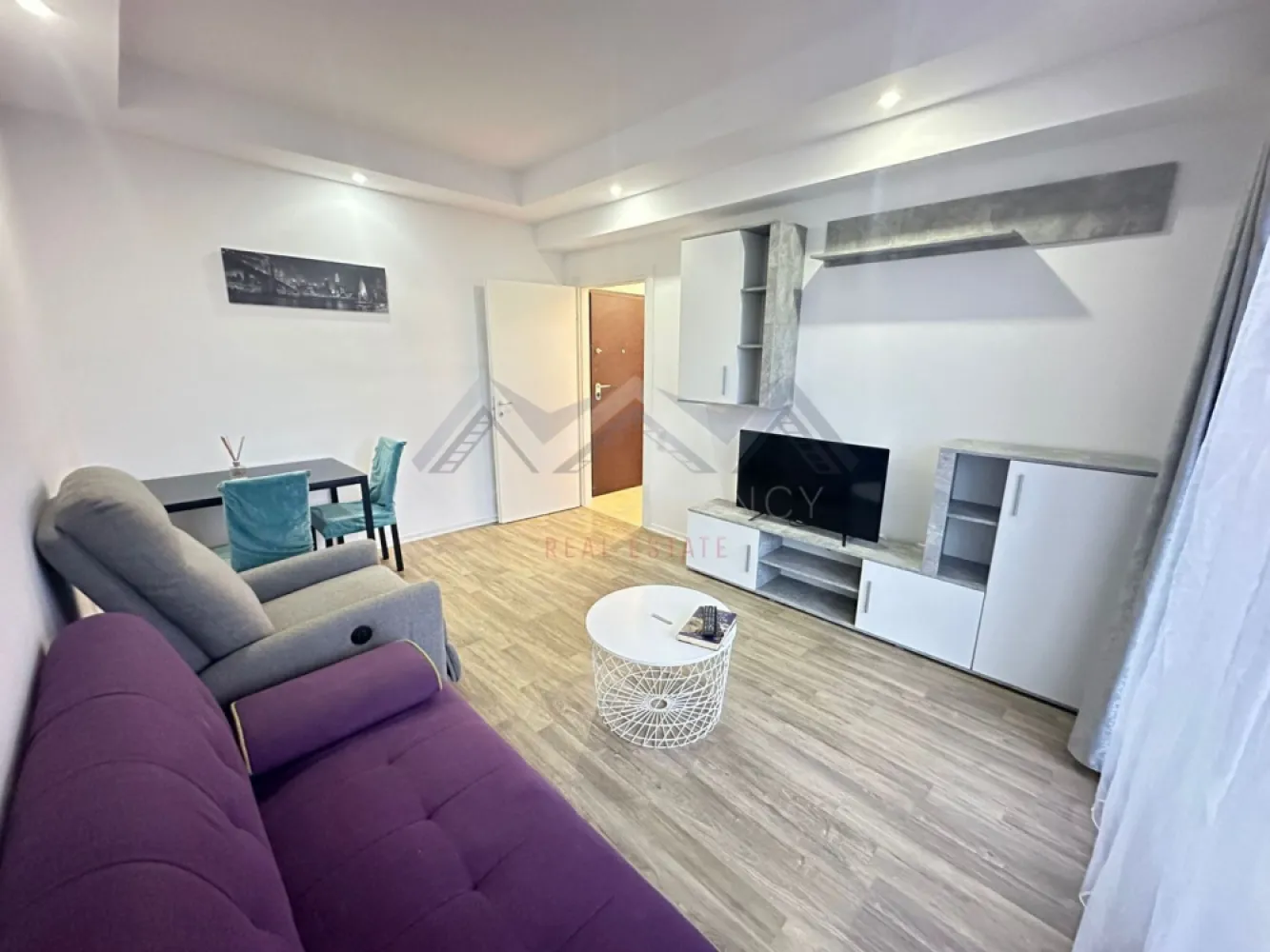 Apartament 2 camere Cosmopolis | decomandat, parcare - Vă propunem, spre închiriere, un apartament cu 2 camere, decomandat, complet mobilat și utilat, situat în ansamblul rezidențial Cosmopolis, una dintre cele mai apreciate comunități rezidențiale din Nordul Capitalei.

Apartamentul este amplasat la etajul 1 al unui imobil cu 6 niveluri, oferind un ambient liniștit și un confort sporit.
Compartimentarea este foarte practică și eficientă: livingul generos beneficiază de acces direct spre balcon, ideal pentru momente de relaxare, bucătăria este închisă, complet mobilată și utilată, dormitorul este spațios și luminos, iar baia este dotată cu cadă. De asemenea, apartamentul dispune de hol de acces cu spații de depozitare și 1 loc de parcare inclus.

Complexul Cosmopolis se remarcă printr-un stil de viață modern și sigur, punând la dispoziția rezidenților piscine exterioare, pază și supraveghere video 24/24, magazine, restaurante și cafenele, transport privat către stația de metrou Pipera, precum și spații verzi și zone de promenadă. În imediata apropiere se regăsesc supermarketuri, centre comerciale și multiple servicii, toate la câteva minute distanță de mers pe jos.

Apartamentul se închiriază complet mobilat și utilat, fiind disponibil pentru mutare imediată. Este ideal pentru un cuplu sau pentru o persoană care își dorește o locuință modernă, într-un ansamblu rezidențial bine organizat.

Programează acum o vizionare!