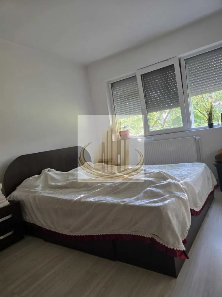 Ap 3 cam complet renovat | Centrală proprie | Zona Circumvalalatiunii - Echipa Grand Mobilis Imobiliare vă propune spre vânzare un apartament deosebit cu 3 camere, situat într-una dintre cele mai apreciate și căutate zone ale Timișoarei – Circumvalațiunii – Favorit, o zonă matură, cu multă verdeață, infrastructură excelentă și acces rapid către centrul orașului.

Cu o suprafață utilă de 65 mp, apartamentul este amplasat la parterul unui imobil cu regim de înălțime P+4, prevăzut cu acoperiș din țiglă, și se remarcă prin compartimentarea practică, spațiile generoase și nivelul ridicat al finisajelor.

Proprietatea a fost renovată integral, cu accent pe calitate, confort și durabilitate, beneficiind de:

instalație electrică complet schimbată, realizată din cupru;
instalație sanitară înlocuită;
centrală termică proprie și instalație din cupru;
tâmplărie PVC cu geam termopan și rulouri exterioare;
șapă izolatoare realizată pe întreaga suprafață a apartamentului pentru un confort termic superior;
parchet laminat de trafic intens;
gresie și faianță de calitate superioară;
uși interioare înlocuite;
ușă metalică de acces securizată;
finisaje realizate cu atenție la detalii și bun gust.

Compartimentarea este ideală pentru o familie:

living generos și luminos;
două dormitoare;
bucătărie spațioasă;
baie mare cu aerisire naturală;
balcon generos;
multiple spații pentru depozitare și organizare eficientă.

Apartamentul se vinde parțial mobilat și utilat, oferind viitorilor proprietari posibilitatea de a-l personaliza după propriul stil și preferințe.

Unul dintre cele mai importante avantaje ale proprietății este poziționarea excelentă. În imediata apropiere regăsim:

școli, grădinițe și licee;
bazin de înot și facilități sportive;
parcuri și zone verzi;
biserică;
restaurante și cafenele;
magazine și centre comerciale;
mijloace de transport în comun;
acces rapid către Piața 700, centrul orașului și principalele puncte de interes din Timișoara.

Datorită compartimentării eficiente, suprafeței generoase și poziției excelente, apartamentul este alegerea ideală pentru o familie care își dorește confort și accesibilitate. Totodată, reprezintă o oportunitate foarte bună de investiție, zona fiind una dintre cele mai căutate pentru închiriere și oferind un randament atractiv pe termen lung.

O locuință complet renovată, pregătită să devină acasă pentru noii proprietari, într-una dintre cele mai apreciate zone ale Timișoarei.

Pentru mai multe detalii sau programarea unei vizionări, echipa Grand Mobilis Imobiliare vă stă cu drag la dispoziție.
ID Intern: CP3150700