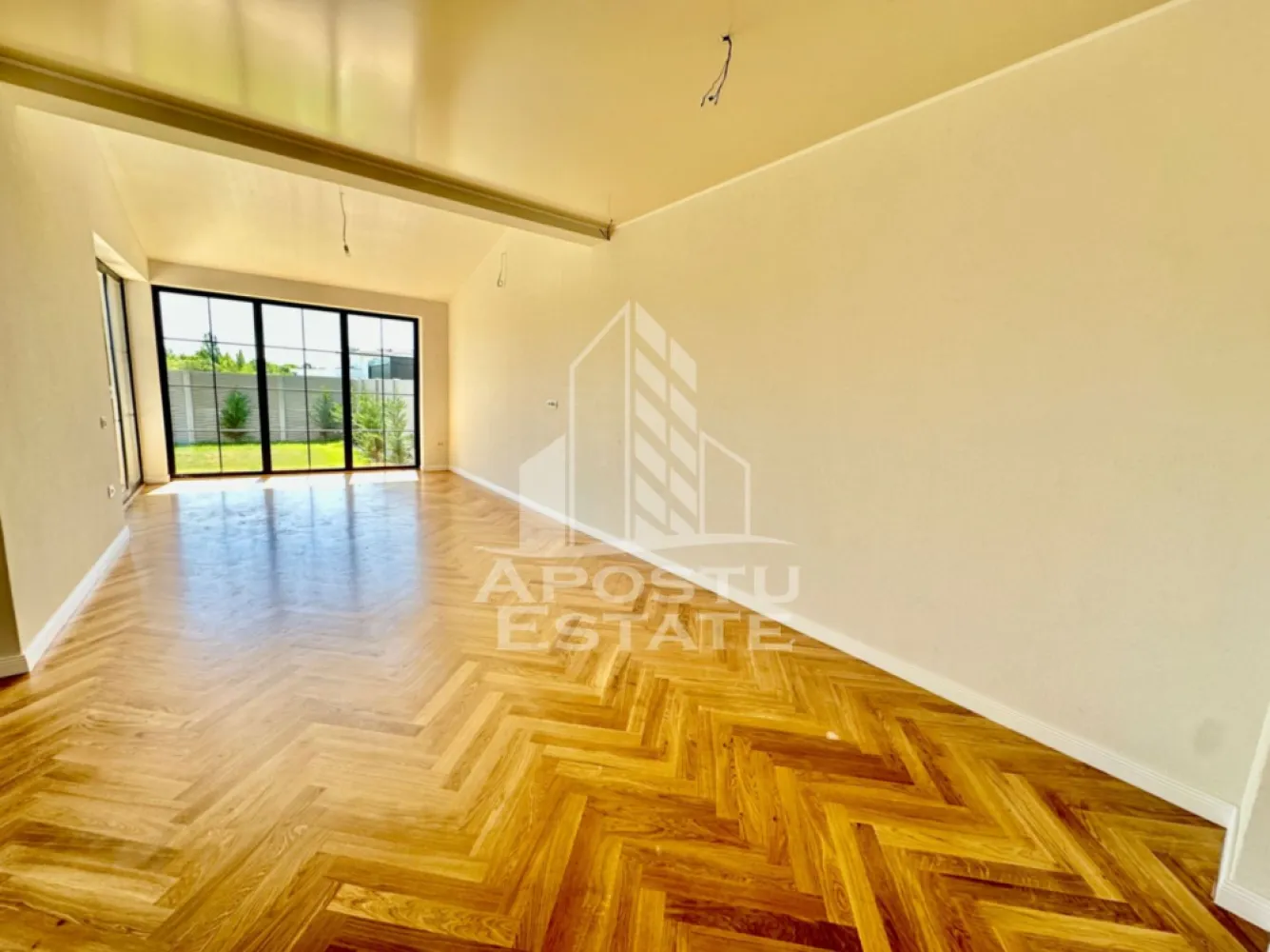 Duplex premium cu 5 camere in Braytim, la asfalt - Agentia imobiliara APOSTU ESTATE va ofera spre vanzare o jumatate de duplex cu 5 camere, situat in Braytim, comuna Giroc, jud Timis.
Beneficiaza de o suprafata de 137 mp utili + terasa de 10 mp, iar terenul aferent casei este de 270 mp.
Dispune de 2 locuri de parcare.
Regimul de inaltime al casei este P+1+pod.
Confortul termic se realizeaza cu ajutorul pompei de caldura cu incalzire in pardoseala, fiind alimentata de panouri solare de 6 kw cu baterie de stocare si dosar de prosumator.
Geamurile sunt tripan de la salamander pe culoare gri antracit cu sprosuri.
Parchetul este stratificat din lemn de stejar de 11 mm.
Podeaua este placata cu travertin, la fel si glafurile de la geamuri.
Prize Gewiss
Usi din lemn masiv stratificat, scari imbracate in lemn, iar balustrada este realizata manual.
Placa de beton peste etaj.
Zidul comun este gros de aproximativ 70 cm, avand 2 randuri de caramida cu vata intre ele, extra a mai fost pus polistiren extrudat de 5 cm + vata de 5 cm grosime + un rand de caramida plina.
Curtea este amenajata cu pomi ornamentali, piatra ornamentala, gazon cu sistem de irigare.
Terasa este acoperita cu pergola retractabila electric.
Ca si utilitati, casa este racordata la apa, gaz, curent, canalizare, iar pe strada se afla asfalt si iluminat stradal.
Casa este finalizata si pregatita pentru noii proprietari.

Compartimentare:
parter:
- hol acces
- dormitor/birou
- baie cu dus si geam
- camera tehnica
- bucatarie open space
- living spatios si luminos
- spatiu de depozitare sub scara
etaj
- hol compartimentare
- dormitor
- dormitor matrimonial cu baie proprie
- baie
- pod

Pretul este 319.000 euro negociabil pentru cea finalizata, sau daca se doreste in constructie, se poate achizitiona la pretul de 290.000 euro negociabil.
Va asteptam cu drag la o vizionare si poti deveni chiar tu noul proprietar al acestui superb duplex.
CP 3156318