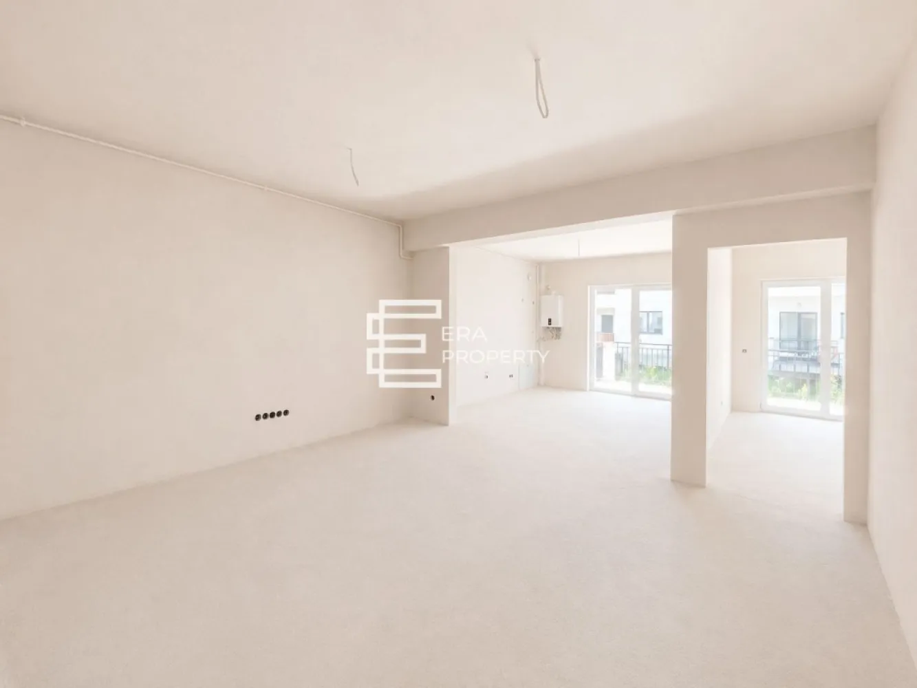 Apartament 2 camere-54 mp - boxa - Selimbar zona Brana - Apartament 2 camere-54 mp - boxa - Selimbar zona Brana

Descoperă confortul unui cămin modern într-un bloc nou, cu regim de înălțime P+3E, dotat cu lift! Acest apartament de 2 camere, situat la parter, are o suprafață utilă de 54 mp și se remarcă prin compartimentarea practică.
 Compartimentare eficienta: living spațios cu bucătărie open space, dormitor luminos, baie, balcon cu acces din bucatarie si dormitor.
* Loc de parcare inclus în preț

Apartamentul se predă la stadiul semifinisat:
*Pereți tencuiți și gletuiți, pregătiți pentru vopsea/lavabilă
*Ușa intrare și ferestre montate 3 foi de sticla , 5 camere.
*Instalații electrice si sanitare trase pe poziție .
*Centrală, incalzire in pardoseala.
*Șapă elicopterizata.
* Contoare de utilități (apă, gaz, curent)

Ideal pentru:
familii tinere care își doresc confort și intimitate
persoane care caută o locuință modernă, bine compartimentată
achiziție atât pentru locuit, cât și pentru investiție

Modalități de plată acceptate: cash / credit bancar.

Preț: 114000 € tva inclus
📞 Contactează-ne pentru vizionare: 0772 298 572