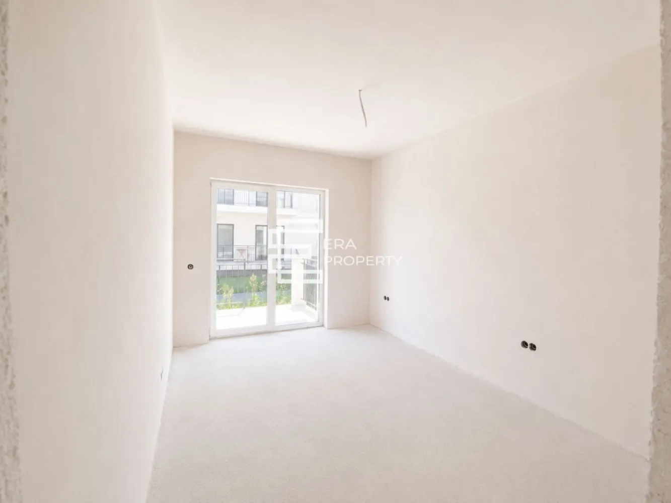 Apartament 2 camere-54 mp - boxa - Selimbar zona Brana - Apartament 2 camere-54 mp - boxa - Selimbar zona Brana

Descoperă confortul unui cămin modern într-un bloc nou, cu regim de înălțime P+3E, dotat cu lift! Acest apartament de 2 camere, situat la parter, are o suprafață utilă de 54 mp și se remarcă prin compartimentarea practică.
 Compartimentare eficienta: living spațios cu bucătărie open space, dormitor luminos, baie, balcon cu acces din bucatarie si dormitor.
* Loc de parcare inclus în preț

Apartamentul se predă la stadiul semifinisat:
*Pereți tencuiți și gletuiți, pregătiți pentru vopsea/lavabilă
*Ușa intrare și ferestre montate 3 foi de sticla , 5 camere.
*Instalații electrice si sanitare trase pe poziție .
*Centrală, incalzire in pardoseala.
*Șapă elicopterizata.
* Contoare de utilități (apă, gaz, curent)

Ideal pentru:
familii tinere care își doresc confort și intimitate
persoane care caută o locuință modernă, bine compartimentată
achiziție atât pentru locuit, cât și pentru investiție

Modalități de plată acceptate: cash / credit bancar.

Preț: 114000 € tva inclus
📞 Contactează-ne pentru vizionare: 0772 298 572