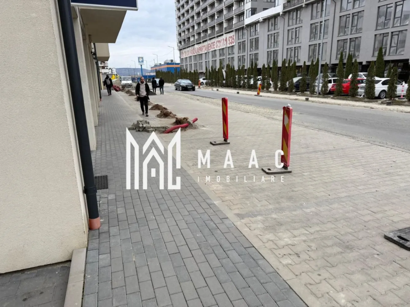 Spațiu Comercial | 76 MP | 4 Parcări | Doamna Stanca | Vad Excelent - MAAC Imobiliare vă propune spre închiriere un spațiu comercial modern, cu suprafața de 76 MP, situat într-una dintre cele mai dinamice și dezvoltate zone din Sibiu – Doamna Stanca.

 Compartimentare eficientă
 Grup sanitar propriu
 Contorizare separată
 4 locuri de parcare incluse
 Vad excelent și acces facil
 Ideal pentru birouri, salon, cabinet, showroom sau activități comerciale

 Zona Doamna Stanca este în continuă dezvoltare, cu trafic intens, numeroase ansambluri rezidențiale noi și acces rapid către centre comerciale, Promenada Mall și principalele artere ale orașului.

Un spațiu care îți poate duce afacerea la următorul nivel! 

 Pentru mai multe detalii sau pentru a programa o vizionare, vă rugăm să ne contactați specificând ID:CP3111978