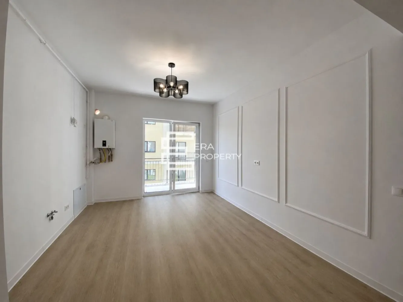 Apartament 2 camere | 54 mp utili |la cheie | BOXA- Selimbar, Brana - Apartament 2 camere | 54 mp utili | Bloc nou cu lift | Parcare inclusă

Vă propunem spre vânzare un apartament modern cu 2 camere, situat la parterul unui imobil nou cu regim de înălțime P+3E, dotat cu lift, ideal atât pentru locuit, cât și pentru investiție.

Locuința are o suprafață utilă de 54 mp și beneficiază de o compartimentare eficientă: living spațios cu bucătărie open-space, dormitor luminos, baie, balcon cu acces atât din bucătărie, cât și din dormitor. Boxă pentru depozitare inclusă.
În preț este inclus și un loc de parcare privat.

Apartamentul se predă la stadiul de CHEIE și include:
pereți tencuiți și gletuiți
uși de interior montate
gresie, faianță și parchet
baie complet utilată
ferestre cu 3 foi de sticlă și profil cu 5 camere
instalații electrice și sanitare trase pe poziție
centrală termică și încălzire în pardoseală
șapă elicopterizată
contoare individuale pentru apă, gaz și curent

Proprietatea este amplasată într-o zonă liniștită, cu acces rapid către principalele puncte de interes ale orașului.

Ideal pentru:
familii tinere care își doresc confort și intimitate
persoane care caută o locuință modernă, bine compartimentată
achiziție atât pentru locuit, cât și pentru investiție

Preț: 120.000 € TVA inclus

Modalități de plată acceptate:cash, credit bancar.

📞 Pentru mai multe detalii sau programarea unei vizionări: 0772 298 572