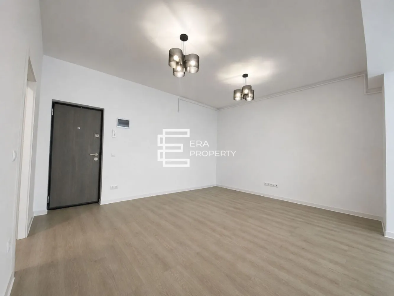 Apartament 2 camere | 54 mp utili |la cheie | BOXA- Selimbar, Brana - Apartament 2 camere | 54 mp utili | Bloc nou cu lift | Parcare inclusă

Vă propunem spre vânzare un apartament modern cu 2 camere, situat la parterul unui imobil nou cu regim de înălțime P+3E, dotat cu lift, ideal atât pentru locuit, cât și pentru investiție.

Locuința are o suprafață utilă de 54 mp și beneficiază de o compartimentare eficientă: living spațios cu bucătărie open-space, dormitor luminos, baie, balcon cu acces atât din bucătărie, cât și din dormitor. Boxă pentru depozitare inclusă.
În preț este inclus și un loc de parcare privat.

Apartamentul se predă la stadiul de CHEIE și include:
pereți tencuiți și gletuiți
uși de interior montate
gresie, faianță și parchet
baie complet utilată
ferestre cu 3 foi de sticlă și profil cu 5 camere
instalații electrice și sanitare trase pe poziție
centrală termică și încălzire în pardoseală
șapă elicopterizată
contoare individuale pentru apă, gaz și curent

Proprietatea este amplasată într-o zonă liniștită, cu acces rapid către principalele puncte de interes ale orașului.

Ideal pentru:
familii tinere care își doresc confort și intimitate
persoane care caută o locuință modernă, bine compartimentată
achiziție atât pentru locuit, cât și pentru investiție

Preț: 120.000 € TVA inclus

Modalități de plată acceptate:cash, credit bancar.

📞 Pentru mai multe detalii sau programarea unei vizionări: 0772 298 572