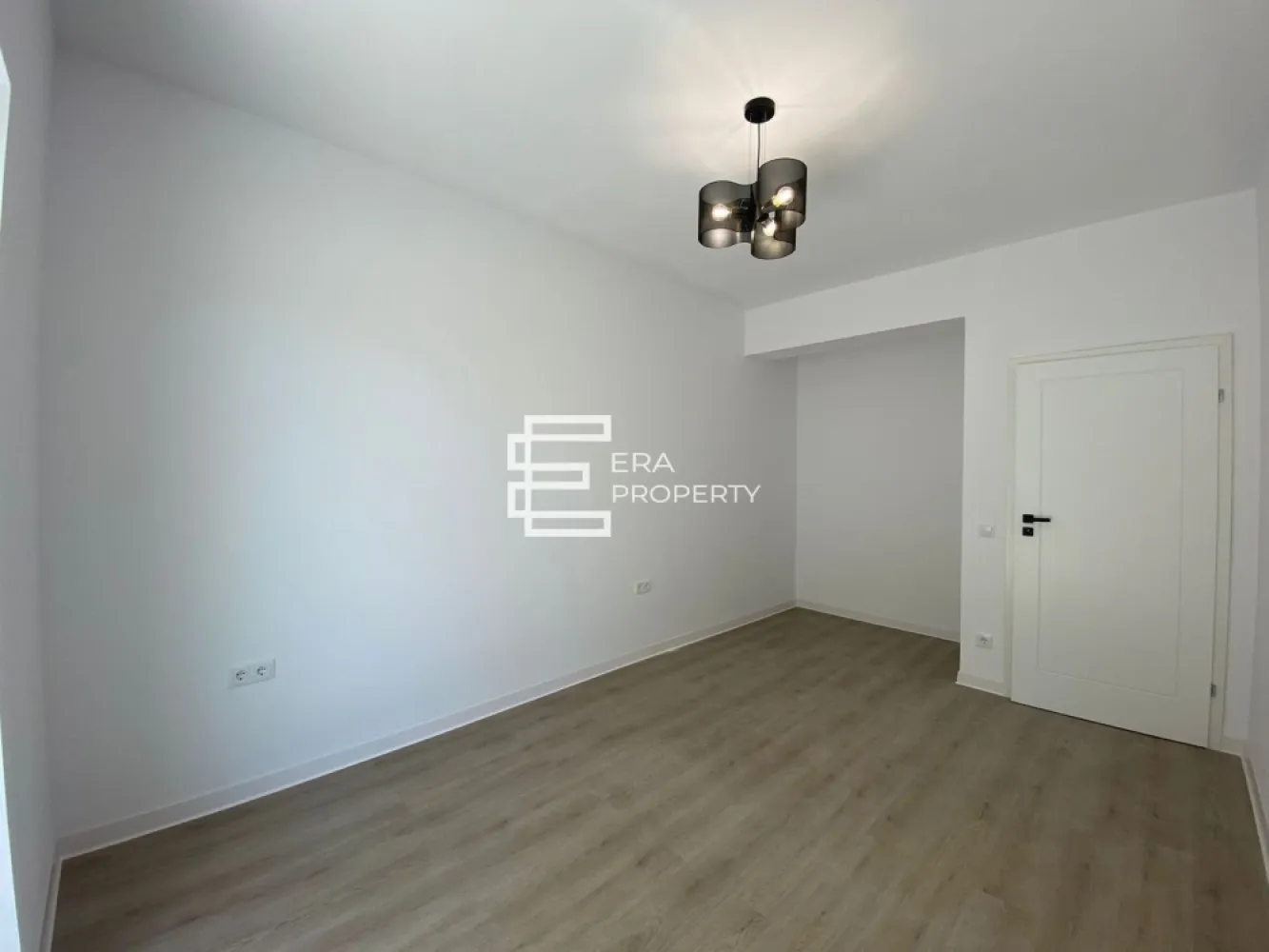 Apartament 2 camere | 54 mp utili |la cheie | BOXA- Selimbar, Brana - Apartament 2 camere | 54 mp utili | Bloc nou cu lift | Parcare inclusă

Vă propunem spre vânzare un apartament modern cu 2 camere, situat la parterul unui imobil nou cu regim de înălțime P+3E, dotat cu lift, ideal atât pentru locuit, cât și pentru investiție.

Locuința are o suprafață utilă de 54 mp și beneficiază de o compartimentare eficientă: living spațios cu bucătărie open-space, dormitor luminos, baie, balcon cu acces atât din bucătărie, cât și din dormitor. Boxă pentru depozitare inclusă.
În preț este inclus și un loc de parcare privat.

Apartamentul se predă la stadiul de CHEIE și include:
pereți tencuiți și gletuiți
uși de interior montate
gresie, faianță și parchet
baie complet utilată
ferestre cu 3 foi de sticlă și profil cu 5 camere
instalații electrice și sanitare trase pe poziție
centrală termică și încălzire în pardoseală
șapă elicopterizată
contoare individuale pentru apă, gaz și curent

Proprietatea este amplasată într-o zonă liniștită, cu acces rapid către principalele puncte de interes ale orașului.

Ideal pentru:
familii tinere care își doresc confort și intimitate
persoane care caută o locuință modernă, bine compartimentată
achiziție atât pentru locuit, cât și pentru investiție

Preț: 120.000 € TVA inclus

Modalități de plată acceptate:cash, credit bancar.

📞 Pentru mai multe detalii sau programarea unei vizionări: 0772 298 572