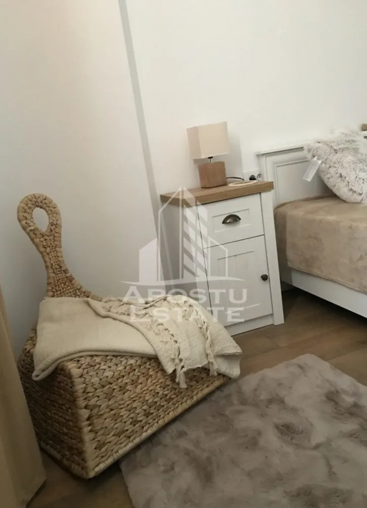 Apartament cu 3 camere de inchiriat, Take Ionescu, Timisoara - Agentia imobiliara APOSTU ESTATE va propune spre inchiriere un apartament cu 3 camere spatios si luminos, situat in complexul rezidential Isho la etajul 14, intr-o zona linistita si bine pozitionata, potrivit pentru cupluri, familii sau studenti care isi doresc o locuinta unde sa se simta confortabil si cu acces facil catre scoli, facultati, statii de autobuz si magazine.

Suprafata utila: 81 mp
Compartimentare eficienta:
- Hol de acces
- Bucatarie open-space, complet mobilata si utilata, cu loc de luat masa
- 2 bai prevazute cu cabina de dus / cada si ventilatie artificiala
- 2 dormitoare cu pat matrimonial 
- Balcon

Confort si facilitati:
- Centrala proprie cu incalzire in pardoseala
- Aer conditionat
- Multiple spatii de depozitare
- Apartamentul este complet mobilat si utilat de catre proprietar

Localizare: zona Take Ionescu, in apropiere de Facultatea de Medicina, restaurante si mijloace de transport in comun

Ideal pentru:
- Cupluri
- Familii
- Studenti

Pret chirie: 920€
Programeaza o vizionare pentru a-ti putea imagina viitorul aici!
ID intern: CP1890132