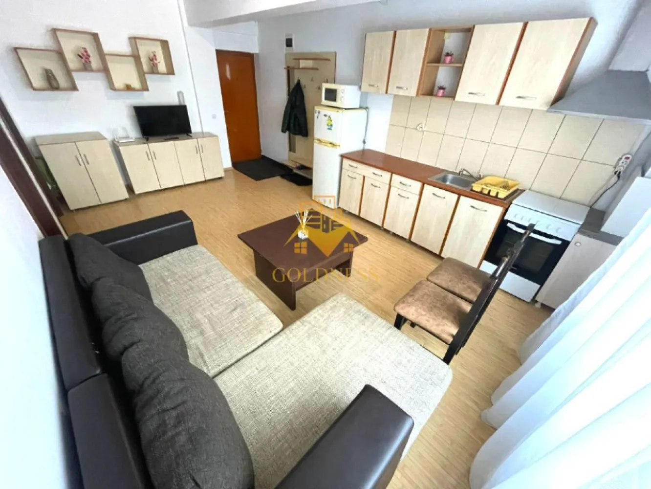 2 camere open space, Calea Turzii, Mihai Romanul, OMV, Buna Ziua - GOLDNESS Imobiliare vă propune spre vanzare un apartament cu 2 camere open-space complet mobilat și utilat, la etajul într-un imobil de 4 etaje, cu lift, în Cartierul Buna Ziua.

Se află în apropierea stațiilor de transport în comun, magazine, restaurante, spații verzi, farmacii, etc. 

Apartamentul este compartimentat astfel:
 - dormitor cu pat matrimonial, dressing, noptiere
 - living cu bucatarie open space complet utilată și mobilată, canapea extensibilă, loc de servit masa 
 - baie cu vana, calorifer port prosop și dulap pentru depozitare.
 - balcon 4 mp.

Imobilul este dotat cu toate cele necesare- centrală proprie, frigider, aragaz, hotă, mașină de spălat haine, etc. 

Dacă sunteți interesați de acest apartament și doriți să îl vizionați, dar și pentru alte oferte nu ezitați să ne contactați telefonic sau prin e-mail. Vă stăm la dispoziție!
Pentru intermediere se percepe un comision de 2% din prețul canzarii!