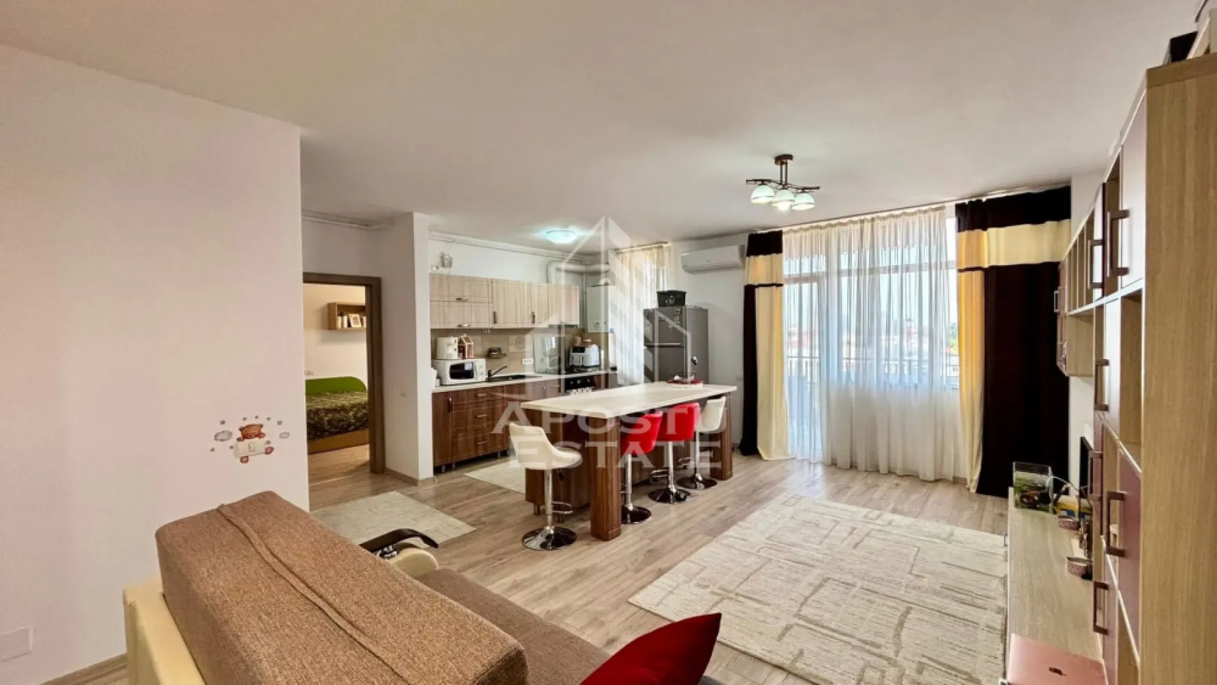 Apartament cu 2 camere, 2 bai de vanzare in Complexul Studentesc - Agentia imobiliara APOSTU ESTATE va propune spre vanzare un apartament modern cu 2 camere, situat in Complexul Studentesc, una dintre cele mai cautate zone din Timisoara, ideal atat pentru locuinta proprie, cat si pentru investitie.

Imobilul este amplasat la etajul 7 din 10 si beneficiaza de o suprafata utila de 56,72 mp, la care se adauga un balcon generos de 5,60 mp.

Compartimentare:
• Living open space cu bucataria si iesire pe balcon
• Dormitor cu baie proprie
• Baie de serviciu
• Balcon

Confortul termic este asigurat prin intermediul centralei termice proprii si al aparatului de aer conditionat.

Apartamentul se vinde complet mobilat si utilat, fiind pregatit pentru mutare imediata.

Electrocasnice incluse:
• Aragaz
• Cuptor
• Hota
• Frigider

Beneficii suplimentare:
• Un loc de parcare inclus in pret
• Posibilitate de achizitionare a celui de-al doilea loc de parcare
• Compartimentare moderna si functionala
• Zona excelenta pentru locuit sau investitie

Vecinatati:
• Profi
• Lidl
• Mijloace de transport in comun
• Facultati si campus universitar

Pentru mai multe detalii si programarea unei vizionari, va stam cu drag la dispozitie.

Agentia imobiliara Apostu Estate va ofera consultanta bancara gratuita prin intermediul colaboratorilor nostri pentru alegerea celui mai potrivit tip de credit, astfel incat tu sa devi noul proprietar al acestui apartament.
CP3157340
