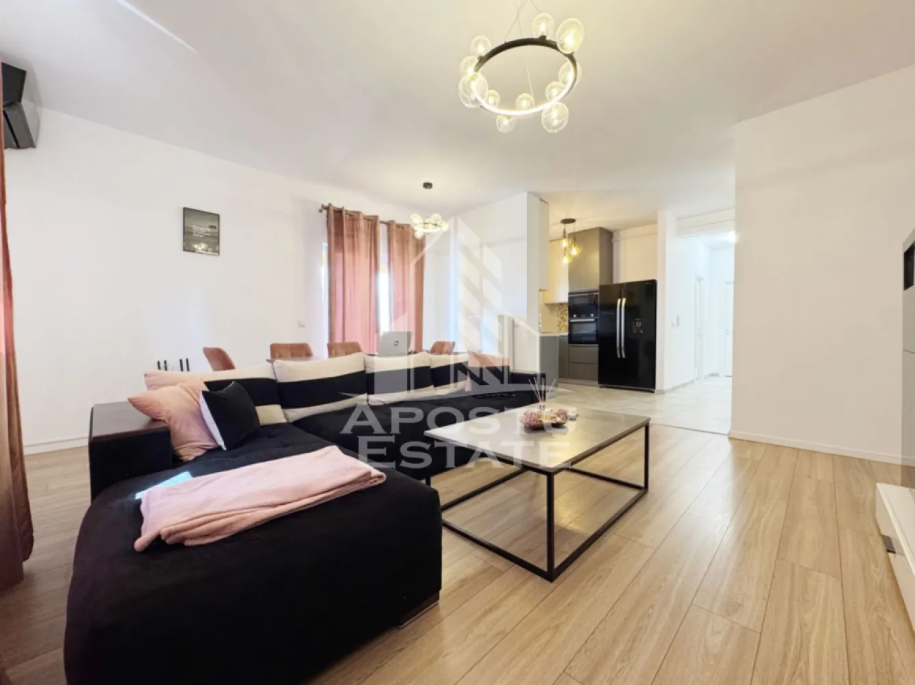 Apartament 2 camere de vanzare, 60mp utili + 23mp terasa -Braytim - Agentia imobiliara APOSTU ESTATE va propune spre vanzare un apartament cu 2 camere situat in zona Braytim, apartinand de Giroc, judetul Timis .

Drumul de acces spre imobil este asfaltat. In apropiere se afla un parc, magazine si supermarket-uri precum Lidl, Profi, Mega Image, Scoala, Gradinita la o distanta de 10 minute, acces facil la mijloace de transport in comun .

Apartamentul se vinde complet mobilat si utilat, precum se observa in imagini .
Imobilul dispune de o suprafata de 60 mp utili + 23 mp terasa si este situat la etajul 2 .

Compartimentare:
- hol acces.
- living cu bucatarie.
- hol.
- dormitor.
- baie cu geam si cada.
- terasa acoperita.

Detalii tehnice:

- constructie realizata in anul 2020 din caramida Porotherm .
- exterior si interior izolat cu polistiren de 10 cm .
- pereti despartitori complet din caramida (fara rigips) tencuiti mecanizat finisati cu glet si vopsea lavabila .
- geamuri termopan cu izolare fonica si termica superioara, foarte mari si luminoase .
- centrala proprie pe gaz, sistem eficient de incalzire prin pardoseala .
- usa acces securizata, usi interioare MDF .
- electrocasnice in stare perfecta de functionare .
- 1 loc de parcare in CF.

Utilitati complete: curent, apa de la retea, canalizare, gaz .

Pret: 138.000 Euro negociabil.
Pentru mai multe detalii nu ezitati sa ne contactati !

Acceptam orice fel de credit bancar. Oferim consultanta si solutii financiare prin colaboratorii nostri pentru a obtine cel mai avantajos credit Ipotecar sau Noua Casa .

Va asteptam cu drag la o vizionare chiar astazi!
