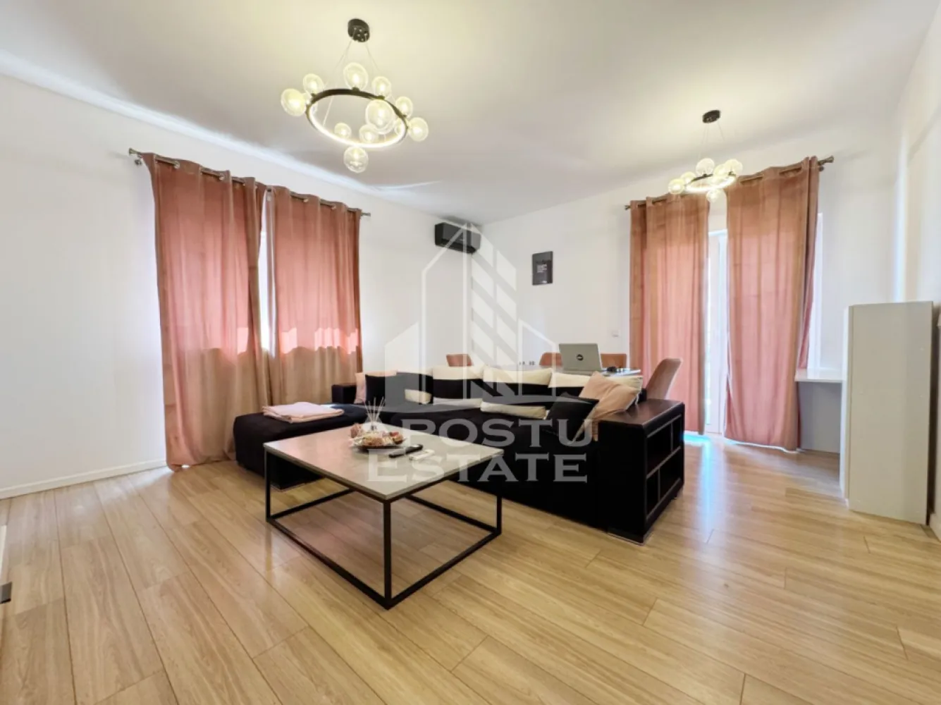 Apartament 2 camere de vanzare, 60mp utili + 23mp terasa -Braytim - Agentia imobiliara APOSTU ESTATE va propune spre vanzare un apartament cu 2 camere situat in zona Braytim, apartinand de Giroc, judetul Timis .

Drumul de acces spre imobil este asfaltat. In apropiere se afla un parc, magazine si supermarket-uri precum Lidl, Profi, Mega Image, Scoala, Gradinita la o distanta de 10 minute, acces facil la mijloace de transport in comun .

Apartamentul se vinde complet mobilat si utilat, precum se observa in imagini .
Imobilul dispune de o suprafata de 60 mp utili + 23 mp terasa si este situat la etajul 2 .

Compartimentare:
- hol acces.
- living cu bucatarie.
- hol.
- dormitor.
- baie cu geam si cada.
- terasa acoperita.

Detalii tehnice:

- constructie realizata in anul 2020 din caramida Porotherm .
- exterior si interior izolat cu polistiren de 10 cm .
- pereti despartitori complet din caramida (fara rigips) tencuiti mecanizat finisati cu glet si vopsea lavabila .
- geamuri termopan cu izolare fonica si termica superioara, foarte mari si luminoase .
- centrala proprie pe gaz, sistem eficient de incalzire prin pardoseala .
- usa acces securizata, usi interioare MDF .
- electrocasnice in stare perfecta de functionare .
- 1 loc de parcare in CF.

Utilitati complete: curent, apa de la retea, canalizare, gaz .

Pret: 138.000 Euro negociabil.
Pentru mai multe detalii nu ezitati sa ne contactati !

Acceptam orice fel de credit bancar. Oferim consultanta si solutii financiare prin colaboratorii nostri pentru a obtine cel mai avantajos credit Ipotecar sau Noua Casa .

Va asteptam cu drag la o vizionare chiar astazi!
