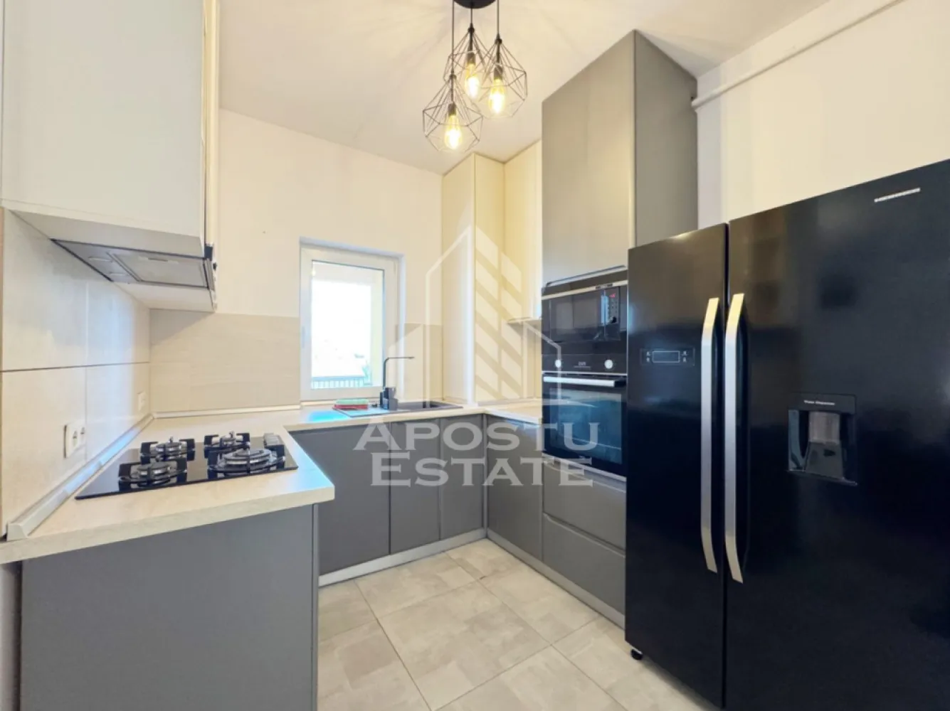 Apartament 2 camere de vanzare, 60mp utili + 23mp terasa -Braytim - Agentia imobiliara APOSTU ESTATE va propune spre vanzare un apartament cu 2 camere situat in zona Braytim, apartinand de Giroc, judetul Timis .

Drumul de acces spre imobil este asfaltat. In apropiere se afla un parc, magazine si supermarket-uri precum Lidl, Profi, Mega Image, Scoala, Gradinita la o distanta de 10 minute, acces facil la mijloace de transport in comun .

Apartamentul se vinde complet mobilat si utilat, precum se observa in imagini .
Imobilul dispune de o suprafata de 60 mp utili + 23 mp terasa si este situat la etajul 2 .

Compartimentare:
- hol acces.
- living cu bucatarie.
- hol.
- dormitor.
- baie cu geam si cada.
- terasa acoperita.

Detalii tehnice:

- constructie realizata in anul 2020 din caramida Porotherm .
- exterior si interior izolat cu polistiren de 10 cm .
- pereti despartitori complet din caramida (fara rigips) tencuiti mecanizat finisati cu glet si vopsea lavabila .
- geamuri termopan cu izolare fonica si termica superioara, foarte mari si luminoase .
- centrala proprie pe gaz, sistem eficient de incalzire prin pardoseala .
- usa acces securizata, usi interioare MDF .
- electrocasnice in stare perfecta de functionare .
- 1 loc de parcare in CF.

Utilitati complete: curent, apa de la retea, canalizare, gaz .

Pret: 138.000 Euro negociabil.
Pentru mai multe detalii nu ezitati sa ne contactati !

Acceptam orice fel de credit bancar. Oferim consultanta si solutii financiare prin colaboratorii nostri pentru a obtine cel mai avantajos credit Ipotecar sau Noua Casa .

Va asteptam cu drag la o vizionare chiar astazi!