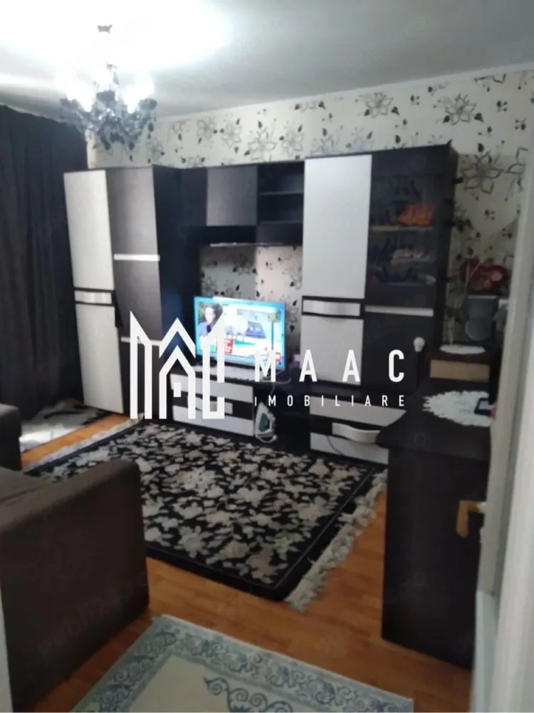 Garsoniera | Etaj 2 | 30 mp | Nord | - MAAC Imobiliare vă propune spre vânzare o garsonieră cochetă, situată pe Aleea Cocorilor, vizavi de Hanul Haiducilor, într-o zonă liniștită și bine conectată din Râmnicu Vâlcea. Proprietatea este amenajată și utilată, fiind ideală atât pentru locuit, cât și pentru investiție.
Caracteristici:
Garsonieră confortabilă
Suprafață: 30 mp
Situată la etajul 2 din 4
Amplasată pe Aleea Cocorilor
Locuință întreținută și în stare bună
Ideală pentru locuit sau închiriere
Compartimentare:
Cameră principală luminoasă
Bucătărie
Baie
Hol de acces
Dotări:
Complet amenajată
Utilată și pregătită pentru utilizare
Se prezintă în condiții bune de întreținere
Spații eficient organizate
Avantaje:
Poziționare excelentă, vizavi de Hanul Haiducilor
Etaj intermediar, ideal pentru confort și accesibilitate
Zonă liniștită, cu acces rapid către magazine, mijloace de transport și alte puncte de interes
Ideală pentru o persoană singură, un cuplu sau ca investiție pentru închiriere
Mutare fără investiții majore, locuința fiind deja amenajată și utilată
Această proprietate reprezintă o oportunitate excelentă pentru cei care caută o garsonieră practică, bine amplasată și pregătită pentru mutare imediată.
Pentru mai multe informații și programarea unei vizionări, echipa MAAC Imobiliare vă stă la dispoziție.ID 3155295