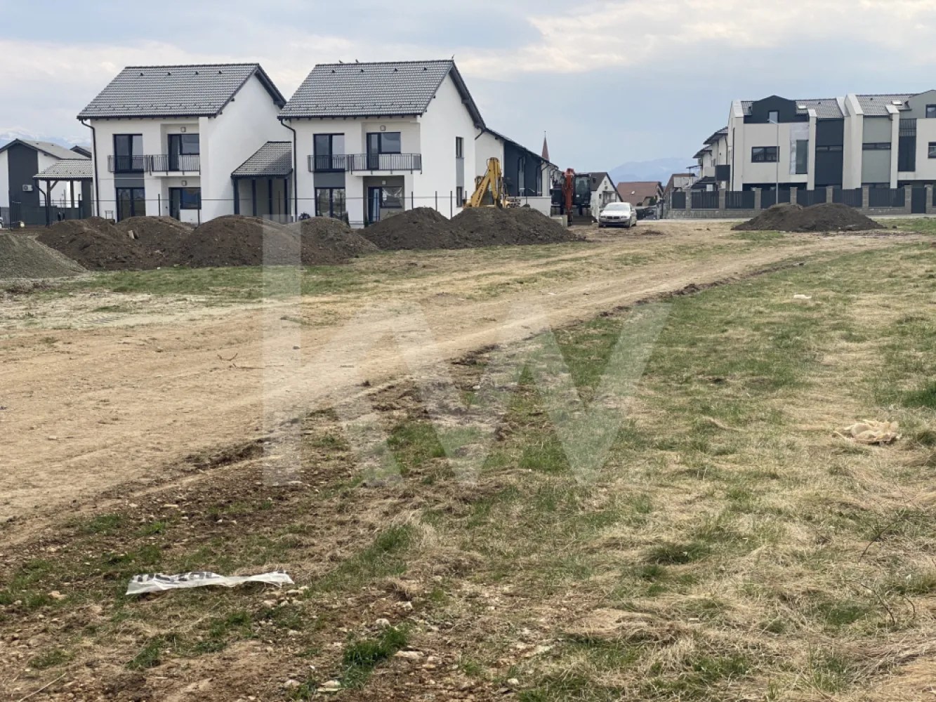 Teren intravilan de vanzare Selimbar - CU 2025 pentru Duplex - CUT 1,4 - Vand teren intravilan in suprafata de 456 mp, situat in comuna Selimbar, zona aflata in plina dezvoltare. Proprietatea dispune de toate actele la zi, fiind intabulata pe persoana juridica, libera de sarcini si pregatita pentru transferul de proprietate.  

Terenul este incadrat ca arabil intravilan si beneficiaza de un Certificat de Urbanism recent, emis in decembrie 2025, pentru construirea a doua locuinte unifamiliale cuplate (duplex). Indicatorii urbanistici permit un regim de inaltime de S+P+1E+M/Er, cu un coeficient de utilizare al terenului (CUT) de 1.4 si un procent de ocupare (POT) de 35%. Utilitatile sunt disponibile prin racordare la reteaua existenta in zona.  
Aceasta proprietate reprezinta o oportunitate atat pentru cei care doresc sa isi construiasca o locuinta individuala, cat si pentru dezvoltatori sau investitori, avand in vedere pozitionarea si reglementarile urbanistice favorabile.

 Pretul si alte detalii suplimentare pot fi discutate telefonic sau in cadrul unei intalniri.