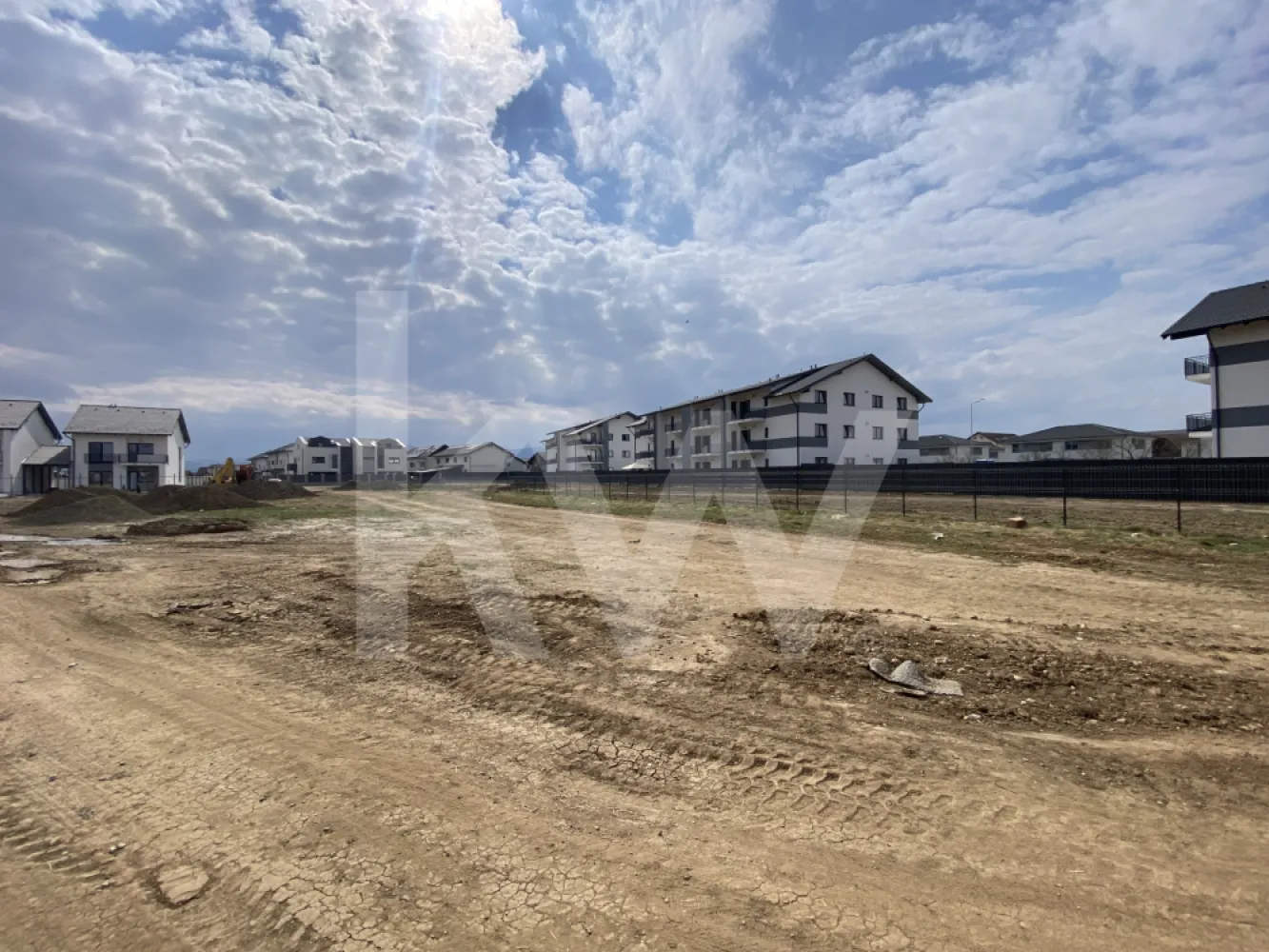Teren intravilan de vanzare Selimbar - CU 2025 pentru Duplex - CUT 1,4 - Vand teren intravilan in suprafata de 456 mp, situat in comuna Selimbar, zona aflata in plina dezvoltare. Proprietatea dispune de toate actele la zi, fiind intabulata pe persoana juridica, libera de sarcini si pregatita pentru transferul de proprietate.  

Terenul este incadrat ca arabil intravilan si beneficiaza de un Certificat de Urbanism recent, emis in decembrie 2025, pentru construirea a doua locuinte unifamiliale cuplate (duplex). Indicatorii urbanistici permit un regim de inaltime de S+P+1E+M/Er, cu un coeficient de utilizare al terenului (CUT) de 1.4 si un procent de ocupare (POT) de 35%. Utilitatile sunt disponibile prin racordare la reteaua existenta in zona.  
Aceasta proprietate reprezinta o oportunitate atat pentru cei care doresc sa isi construiasca o locuinta individuala, cat si pentru dezvoltatori sau investitori, avand in vedere pozitionarea si reglementarile urbanistice favorabile.

 Pretul si alte detalii suplimentare pot fi discutate telefonic sau in cadrul unei intalniri.