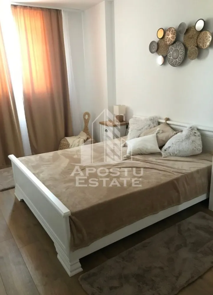 Apartament cu 3 camere, de inchiriat in ISHO - APOSTU ESTATE va propune spre inchiriere un apartament de lux cu 3 camere, 2 bai, confort 1 sporit, open space, situat la etajul 14/20, zona Take Ionescu (ISHO)

Imobilul se intinde pe o suprafata utila de 77 mp si este compartimentat astfel:

- hol de acces

- living open space

- bucatarie deschisa

- 2 dormitoare

- 2 bai, dintre care una cu cada si cealalata cu dus

- balcon deschis

Confortul termic se realizeaza prin intermediul centralei pe imobil si al aparatului de aer conditionat. Smart home system pentru reglare temperaturi. Incalzire este prin pardoseala.

Toate electrocasnicele sunt de cea mai inalnta calitate.

Mobilierul a fost conceput de designerii de la Rovere.

Vecinatati:

- Mega Image

- Prospero

- IPJ Timis

- Piata Badea Cartan

- Mijloace de transport in comun

Apartamentul este la prima inchiriere.

Garantia 1500 de euro.

Nu se accepta animale de companie si sa se fumeze in incinta imobilului.

Va asteptam cu drag la o vizionare!

ID intern: CP3157776!