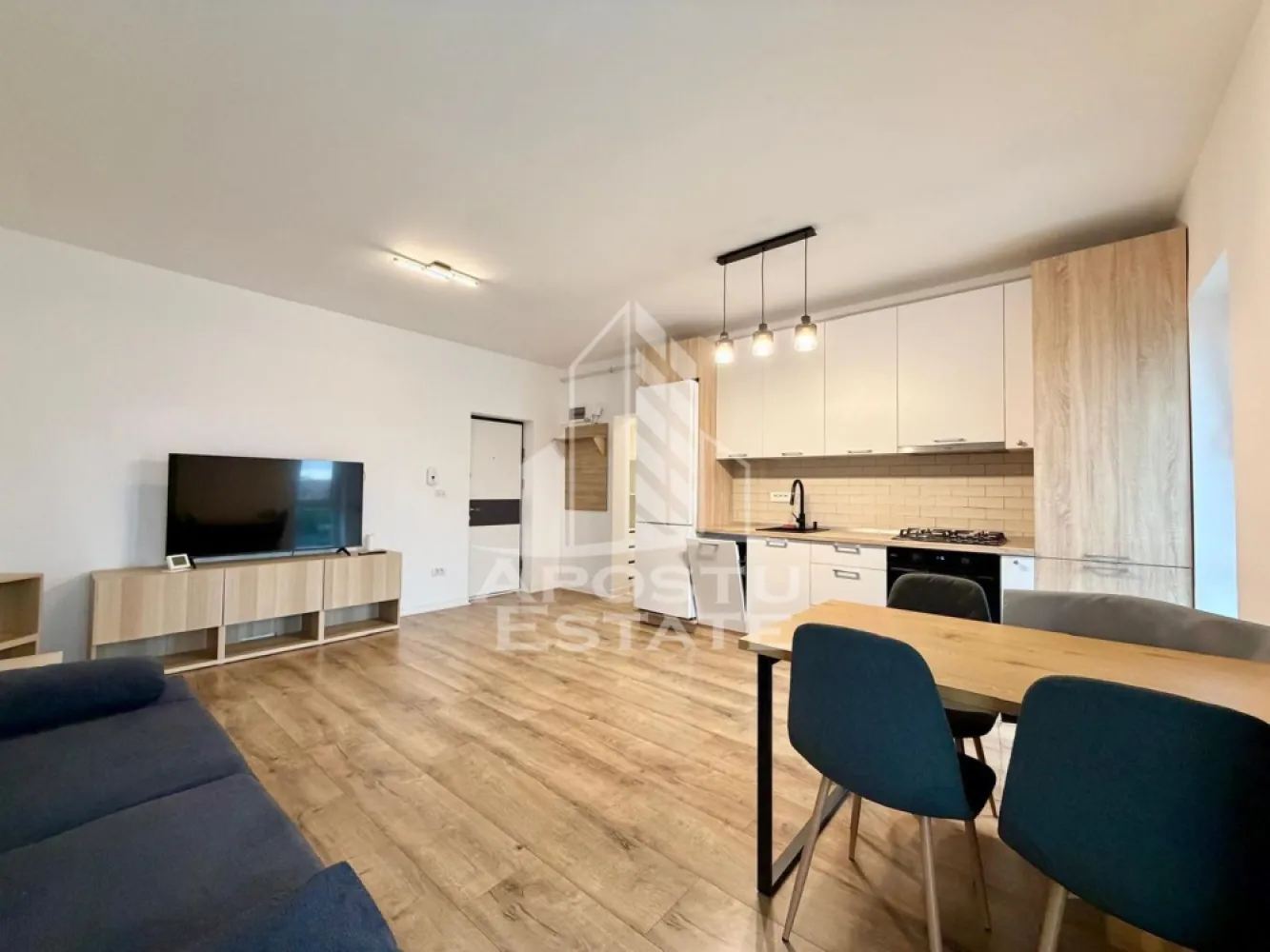 Apartament 2 camere de inchiriat, zona Braytim, Timisoara - Agentia imobiliara APOSTU ESTATE va propune spre inchiriere un apartament cu 2 camere, spatios si luminos, situat in zona Braytim, o zona linistita si bine pozitionata din Timisoara, potrivit pentru cupluri,familii, sau studenti care isi doresc o locuinta unde sa se simta confortabil si cu acces facil catre scoli, statii de autobuz, supermarketuri , magazine de zona, parcuri.

Suprafata utila: 47 mp
Compartimentare eficienta:
- Bucatarie complet mobilata si utilata, cu loc de luat masa
- Sufragerie spatioasa cu iesire directa pe balcon
- Dormitor cu pat matrimonial si balcon 
-Baie prevazuta cu dus si geam

Confort si facilitati:
-Incalzirea apartamentului: centrala proprie prin calorifere
-Apartamentul este complet mobilat si utilat

Localizare:
-Timis,Timisoara, zona Braytim– acces facil spre magazine, supermarketul Lidl, scoli, parcuri si mijloace de transport in comun.

Ideal pentru:
-Familii
-Cupluri

Disponibilitate: imediata
Pret chirie lunara: 400 euro
Programeaza o vizionare pentru a-ti putea imagina viitorul aici!
ID intern: CP3157735
