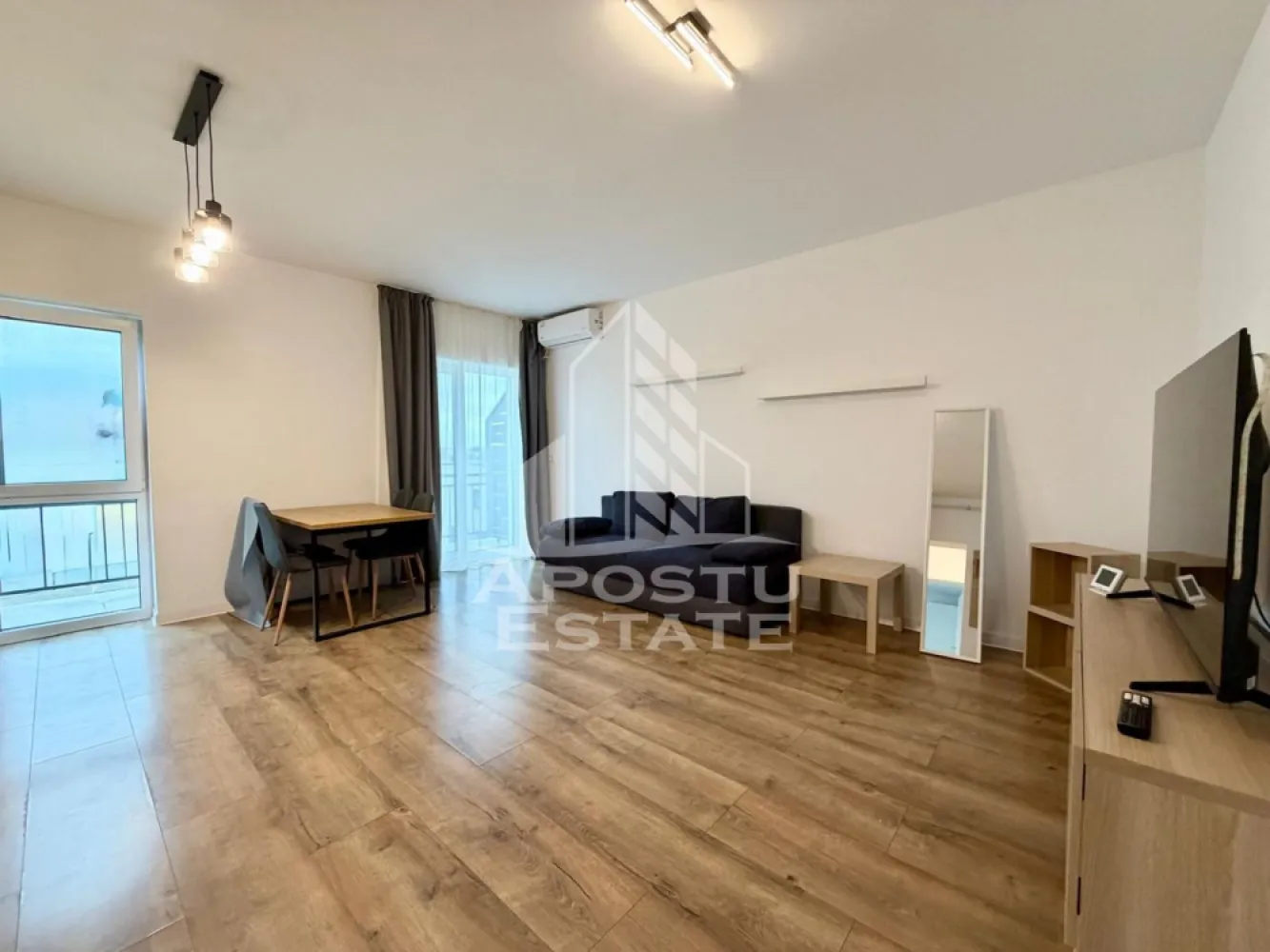 Apartament 2 camere de inchiriat, zona Braytim, Timisoara - Agentia imobiliara APOSTU ESTATE va propune spre inchiriere un apartament cu 2 camere, spatios si luminos, situat in zona Braytim, o zona linistita si bine pozitionata din Timisoara, potrivit pentru cupluri,familii, sau studenti care isi doresc o locuinta unde sa se simta confortabil si cu acces facil catre scoli, statii de autobuz, supermarketuri , magazine de zona, parcuri.

Suprafata utila: 47 mp
Compartimentare eficienta:
- Bucatarie complet mobilata si utilata, cu loc de luat masa
- Sufragerie spatioasa cu iesire directa pe balcon
- Dormitor cu pat matrimonial si balcon 
-Baie prevazuta cu dus si geam

Confort si facilitati:
-Incalzirea apartamentului: centrala proprie prin calorifere
-Apartamentul este complet mobilat si utilat

Localizare:
-Timis,Timisoara, zona Braytim– acces facil spre magazine, supermarketul Lidl, scoli, parcuri si mijloace de transport in comun.

Ideal pentru:
-Familii
-Cupluri

Disponibilitate: imediata
Pret chirie lunara: 400 euro
Programeaza o vizionare pentru a-ti putea imagina viitorul aici!
ID intern: CP3157735