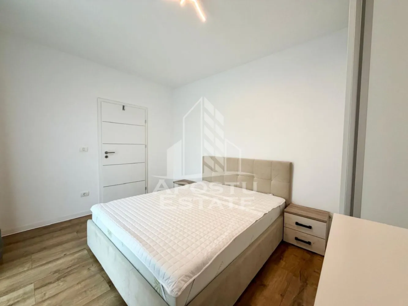 Apartament 2 camere de inchiriat, zona Braytim, Timisoara - Agentia imobiliara APOSTU ESTATE va propune spre inchiriere un apartament cu 2 camere, spatios si luminos, situat in zona Braytim, o zona linistita si bine pozitionata din Timisoara, potrivit pentru cupluri,familii, sau studenti care isi doresc o locuinta unde sa se simta confortabil si cu acces facil catre scoli, statii de autobuz, supermarketuri , magazine de zona, parcuri.

Suprafata utila: 47 mp
Compartimentare eficienta:
- Bucatarie complet mobilata si utilata, cu loc de luat masa
- Sufragerie spatioasa cu iesire directa pe balcon
- Dormitor cu pat matrimonial si balcon 
-Baie prevazuta cu dus si geam

Confort si facilitati:
-Incalzirea apartamentului: centrala proprie prin calorifere
-Apartamentul este complet mobilat si utilat

Localizare:
-Timis,Timisoara, zona Braytim– acces facil spre magazine, supermarketul Lidl, scoli, parcuri si mijloace de transport in comun.

Ideal pentru:
-Familii
-Cupluri

Disponibilitate: imediata
Pret chirie lunara: 400 euro
Programeaza o vizionare pentru a-ti putea imagina viitorul aici!
ID intern: CP3157735