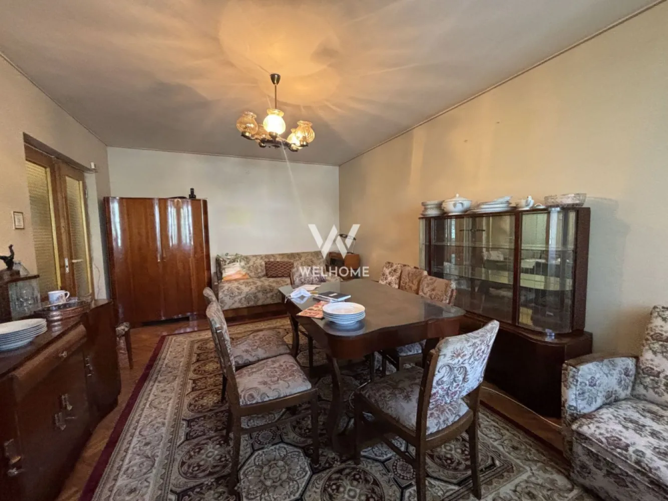 Apartament 2 camere DECOMANDAT - Etaj 1 - Pivniță - zona Bd. V. Milea - Apartament 2 camere decomandat cu pivniță, zona Vasile Milea – Calea Dumbrăvii

Cu o suprafață utilă de 55.6 mp, imobilul are o structură complet decomandată și o configurare foarte practică:
- Hol spațios de primire 7.5 mp
- Living cu ieșire directă pe balcon 
- Bucătărie separată, prevăzută cu o cămară utilă cu geam
- Dormitor
- Baie cu geam
Apartamentul se află la etajul 1 al unui bloc solid de 4 etaje.
Imobilul nu este poziționat la strada principală, beneficiind astfel de un mediu mai liniștit și mai privat.
Proprietatea este situată la intersecția Bulevardului Vasile Milea cu Calea Dumbrăvii, una dintre cele mai cotate și căutate zone din Sibiu. Poziția oferă acces rapid și facil către centrul orașului, școli, magazine și stații ale mijloacelor de transport în comun. 
Un plus important al acestei proprietăți este pivnița privată de aproximativ 7 mp, spațiu ideal pentru depozitare suplimentară.
În jurul blocului sunt amenajate locuri de parcare publice. 
Apartamentul se eliberează la cerere și necesită o renovare completă. 
Proprietatea este potrivită atât pentru locuință personală, cât și pentru investiție pe termen lung sau regim hotelier, datorită poziției.
Pentru mai multe detalii sau programarea unei vizionări, mă puteți contacta telefonic.