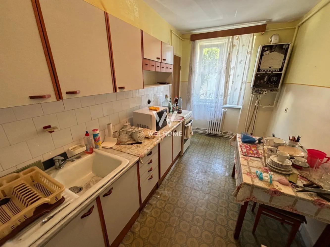 Apartament 2 camere DECOMANDAT - Etaj 1 - Pivniță - zona Bd. V. Milea - Apartament 2 camere decomandat cu pivniță, zona Vasile Milea – Calea Dumbrăvii

Cu o suprafață utilă de 55.6 mp, imobilul are o structură complet decomandată și o configurare foarte practică:
- Hol spațios de primire 7.5 mp
- Living cu ieșire directă pe balcon 
- Bucătărie separată, prevăzută cu o cămară utilă cu geam
- Dormitor
- Baie cu geam
Apartamentul se află la etajul 1 al unui bloc solid de 4 etaje.
Imobilul nu este poziționat la strada principală, beneficiind astfel de un mediu mai liniștit și mai privat.
Proprietatea este situată la intersecția Bulevardului Vasile Milea cu Calea Dumbrăvii, una dintre cele mai cotate și căutate zone din Sibiu. Poziția oferă acces rapid și facil către centrul orașului, școli, magazine și stații ale mijloacelor de transport în comun. 
Un plus important al acestei proprietăți este pivnița privată de aproximativ 7 mp, spațiu ideal pentru depozitare suplimentară.
În jurul blocului sunt amenajate locuri de parcare publice. 
Apartamentul se eliberează la cerere și necesită o renovare completă. 
Proprietatea este potrivită atât pentru locuință personală, cât și pentru investiție pe termen lung sau regim hotelier, datorită poziției.
Pentru mai multe detalii sau programarea unei vizionări, mă puteți contacta telefonic.
