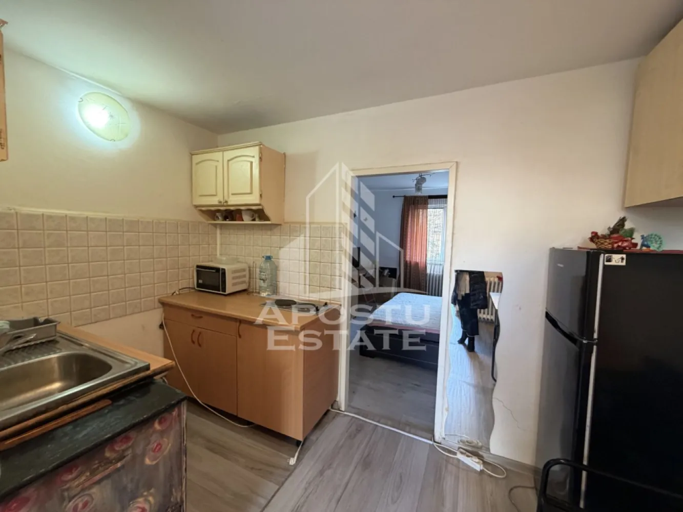 Garsonieră, renovată , 25 mp, Pet Friendly , Cetatii - APOSTU ESTATE vă propune spre închiriere o garsonieră , situata într-o zonă liniștită și bine conectată din Cetății , ideal pentru cupluri sau persoane care doresc un spațiu confortabil.

Suprafață utilă: 25 mp
Compartimentare eficientă:
Bucătărie complet mobilată și utilată, cu loc de luat masa
Dormitor matrimonial mobilat
Baie principală cu duș și geam pentru ventilație naturală

Confort și facilități 
Parcare cu multe locuri de parcare 
Apartamentul este complet mobilat și utilat
Aragaz și plită electrice 

Localizare: Zona Cetatii -liniște, acces facil spre oraș, în apropiere de magazine, școli și mijloace de transport în comun.

Ideal pentru:
Familii
Cupluri
Persoane singure 
Profesioniști care lucrează remote sau au nevoie de birou acasă

Preț chirie: 250 E
Programează o vizionare!