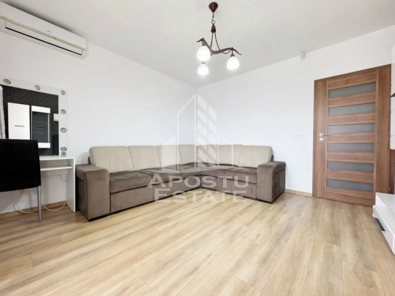 Apartament 2 camere de vanzare, 54mp utili, etajul 1, Giroc zona Penny - Agentia imobiliara APOSTU ESTATE va propune spre vanzare un apartament cu 2 camere decomandat, pozitionat excelent in zona Planetelor foarte aproape de Penny, Giroc, judetul Timis.
Drumul de acces spre imobil este asfaltat. In apropiere se afla magazine si supermarket-uri precum Lidl, Profi, Mega Image, Penny, Scoala, Gradinita la o distanta de 5 minute, acces facil la mijloace de transport in comun.

Apartamentul se vinde complet mobilat si utilat, precum se observa in imagini.
Imobilul dispune de o suprafata de 54 mp utili + 5 mp balcon si este situat la etajul 1/3.

Compartimentare:

- hol acces.
- dormitor.
- bucatarie.
- baie cu geam si cada.
- living.
- balcon.

Detalii tehnice:

- constructie realizata in anul 2018 din caramida Porotherm.
- exterior izolat cu polistiren de 10 cm eps 80.
- pereti despartitori complet din caramida (fara rigips) tencuiti mecanizat finisati cu glet si vopsea lavabila.
- geamuri tripan cu izolare fonica si termica superioara, foarte mari si luminoase.
- centrala proprie pe gaz, sistem eficient de incalzire prin pardoseala.
- usa acces securizata, usi interioare MDF.
- electrocasnice in stare perfecta de functionare.
- 1 loc de parcare.

Utilitati complete: curent, apa de la retea, canalizare, gaz, internet prin fibra optica, cablu TV.

Pret: 110.000 Euro
Pentru mai multe detalii nu ezitati sa ne contactati!

Acceptam orice fel de credit bancar. Oferim consultanta si solutii financiare prin colaboratorii nostri pentru a obtine cel mai avantajos credit Ipotecar sau Noua Casa.

Va asteptam cu drag la o vizionare chiar astazi!
CP 3157800