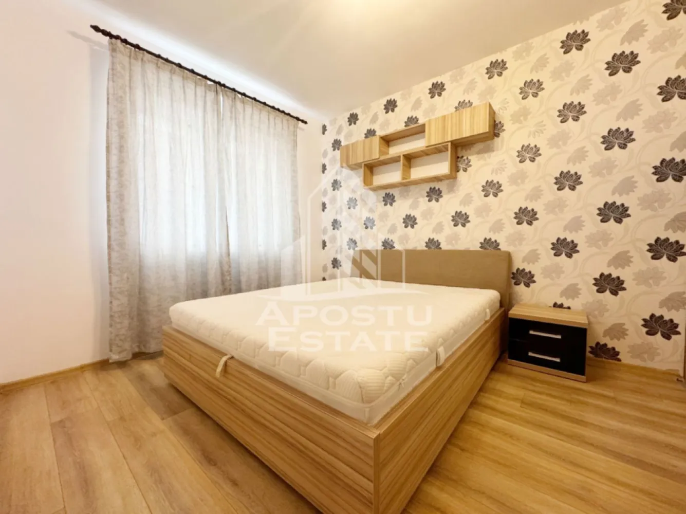 Apartament 2 camere de vanzare, 54mp utili, etajul 1, Giroc zona Penny - Agentia imobiliara APOSTU ESTATE va propune spre vanzare un apartament cu 2 camere decomandat, pozitionat excelent in zona Planetelor foarte aproape de Penny, Giroc, judetul Timis.
Drumul de acces spre imobil este asfaltat. In apropiere se afla magazine si supermarket-uri precum Lidl, Profi, Mega Image, Penny, Scoala, Gradinita la o distanta de 5 minute, acces facil la mijloace de transport in comun.

Apartamentul se vinde complet mobilat si utilat, precum se observa in imagini.
Imobilul dispune de o suprafata de 54 mp utili + 5 mp balcon si este situat la etajul 1/3.

Compartimentare:

- hol acces.
- dormitor.
- bucatarie.
- baie cu geam si cada.
- living.
- balcon.

Detalii tehnice:

- constructie realizata in anul 2018 din caramida Porotherm.
- exterior izolat cu polistiren de 10 cm eps 80.
- pereti despartitori complet din caramida (fara rigips) tencuiti mecanizat finisati cu glet si vopsea lavabila.
- geamuri tripan cu izolare fonica si termica superioara, foarte mari si luminoase.
- centrala proprie pe gaz, sistem eficient de incalzire prin pardoseala.
- usa acces securizata, usi interioare MDF.
- electrocasnice in stare perfecta de functionare.
- 1 loc de parcare.

Utilitati complete: curent, apa de la retea, canalizare, gaz, internet prin fibra optica, cablu TV.

Pret: 110.000 Euro
Pentru mai multe detalii nu ezitati sa ne contactati!

Acceptam orice fel de credit bancar. Oferim consultanta si solutii financiare prin colaboratorii nostri pentru a obtine cel mai avantajos credit Ipotecar sau Noua Casa.

Va asteptam cu drag la o vizionare chiar astazi!
CP 3157800