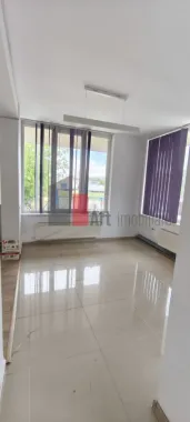 Spatiu comercial 2 etaje stradal, compartimentat, Popesti Leordeni