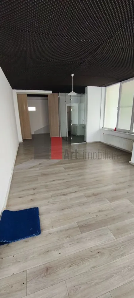 Spatiu comercial 2 etaje stradal, compartimentat, Popesti Leordeni - Spatiu comercial zona aglomerata, stradal, format din 2 etaje, demisol si parter inalt cu scara interioara. Acces separat in cele 2 sptii cu usi separate. Locuri de parcare in fata cladirii.
Se pot ifolosi separat, finisaje parchet, gresie, faianta, obiecte sanitare, perfect functional.
Sunati pentru detalii si negociere.