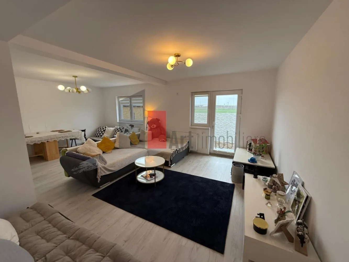 Casa curte Popesti Leordeni - A0 - Se ofera spre vanzare casa tip duplex, ideala pentru o familie care isi doreste confort, intimitate si o locatie bine conectata la oras.

Locuinta are 110 mp utili, dispusi pe parter + etaj, la care se adauga pod circulabil – un spatiu util pentru depozitare sau organizare.

Curtea proprie de 300 mp iti ofera suficient loc pentru relaxare, gradina sau timp petrecut in aer liber 🌿

Compartimentare:

Parter
•⁠ ⁠hol de acces
•⁠ ⁠baie
•⁠ ⁠bucatarie
•⁠ ⁠living luminos, cu acces catre curte

Etaj
•⁠ ⁠hol
•⁠ ⁠3 dormitoare
•⁠ ⁠2 bai

In plus
•⁠ ⁠2 balcoane
•⁠ ⁠pod circulabil
•⁠ ⁠se vinde utilata si semi-mobilata

Utilitati
•⁠ ⁠curent electric
•⁠ ⁠gaze
•⁠ ⁠put propriu (forat la ~80 m)
•⁠ ⁠fosa septica

📍 Zona linistita din Popesti-Leordeni, cu iesire rapida catre A0 si acces facil catre Pallady – centre comerciale, magazine, scoli si alte facilitati.

O locuinta bine gandita, potrivita pentru un stil de viata echilibrat, aproape de oras 👍

📞 Pentru detalii si vizionare, sunati cu incredere!
