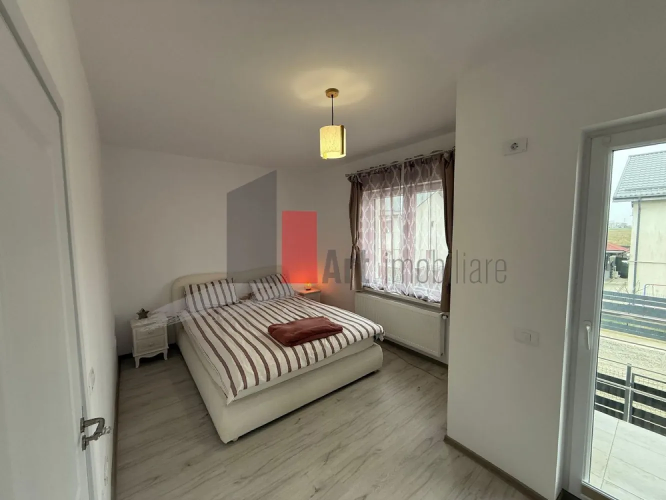 Casa curte Popesti Leordeni - A0 - Se ofera spre vanzare casa tip duplex, ideala pentru o familie care isi doreste confort, intimitate si o locatie bine conectata la oras.

Locuinta are 110 mp utili, dispusi pe parter + etaj, la care se adauga pod circulabil – un spatiu util pentru depozitare sau organizare.

Curtea proprie de 300 mp iti ofera suficient loc pentru relaxare, gradina sau timp petrecut in aer liber 🌿

Compartimentare:

Parter
•⁠ ⁠hol de acces
•⁠ ⁠baie
•⁠ ⁠bucatarie
•⁠ ⁠living luminos, cu acces catre curte

Etaj
•⁠ ⁠hol
•⁠ ⁠3 dormitoare
•⁠ ⁠2 bai

In plus
•⁠ ⁠2 balcoane
•⁠ ⁠pod circulabil
•⁠ ⁠se vinde utilata si semi-mobilata

Utilitati
•⁠ ⁠curent electric
•⁠ ⁠gaze
•⁠ ⁠put propriu (forat la ~80 m)
•⁠ ⁠fosa septica

📍 Zona linistita din Popesti-Leordeni, cu iesire rapida catre A0 si acces facil catre Pallady – centre comerciale, magazine, scoli si alte facilitati.

O locuinta bine gandita, potrivita pentru un stil de viata echilibrat, aproape de oras 👍

📞 Pentru detalii si vizionare, sunati cu incredere!