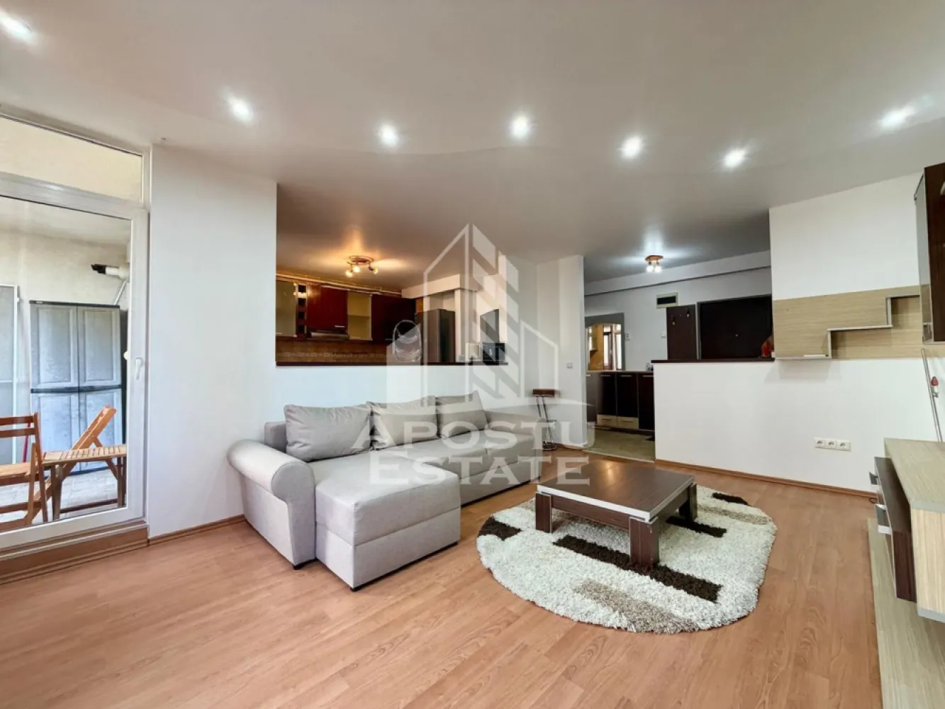 Apartament cu 3 camere de vanzare, bloc nou, Aradului, Timisoara - Agentia imobiliara APOSTU ESTATE va propune spre vanzare un apartament decomandat spatios si modern cu 3 camere, avand o suprafata utila de 83.36 mp, situat la etajul 1 din 5 intr-un bloc cu lift, parte dintr-un complex rezidential construit in anul 2008. Proprietatea se remarca prin compartimentarea excelenta, suprafata generoasa si amplasarea intr-o zona linistita si sigura, fiind ideala atat pentru locuinta proprie, cat si pentru investitie imobiliara.

Detalii generale:
- Suprafata utila: 82.36 mp
- Etaj: 1 din 5
- Bloc cu lift
- An constructie: 2008

Compartimentare:
- Hol de acces generos
- Living spatios cu bucatarie open-space, luminos si primitor
- Dormitor matrimonial cu baie proprie dotata cu cada
- Camera secundara (copii / birou)
- Baie de serviciu

Confort si dotari:
Apartamentul beneficiaza de o compartimentare functionala, spatii ample si finisaje moderne, oferind un nivel ridicat de confort. Complexul rezidential este bine intretinut, cu acces controlat, ceea ce asigura un mediu sigur si placut pentru locatari. In plus, exista un parc de copii interior, destinat exclusiv rezidentilor.
Apartamentul se vinde complet mobilat si utilat.

Localizare:
Proprietatea este situata intr-o zona bine conectata, cu acces rapid catre oras si in apropierea punctelor de interes: supermarketuri, scoli, gradinite, farmacii si mijloace de transport in comun.

Agentia Apostu Estate va ofera consultata bancara gratuita prin intermediul colaboratorilor nostri si broker de credite pentru alegerea celui mai potrivit tip de credit, astfel incat dvs sa deveniti proprietar in cel mai scurt timp posibil.
Programeaza o vizionare chiar astazi si descopera potentialul acestui apartament spatios, ideal pentru un stil de viata confortabil!

ID Intern:CP3056103