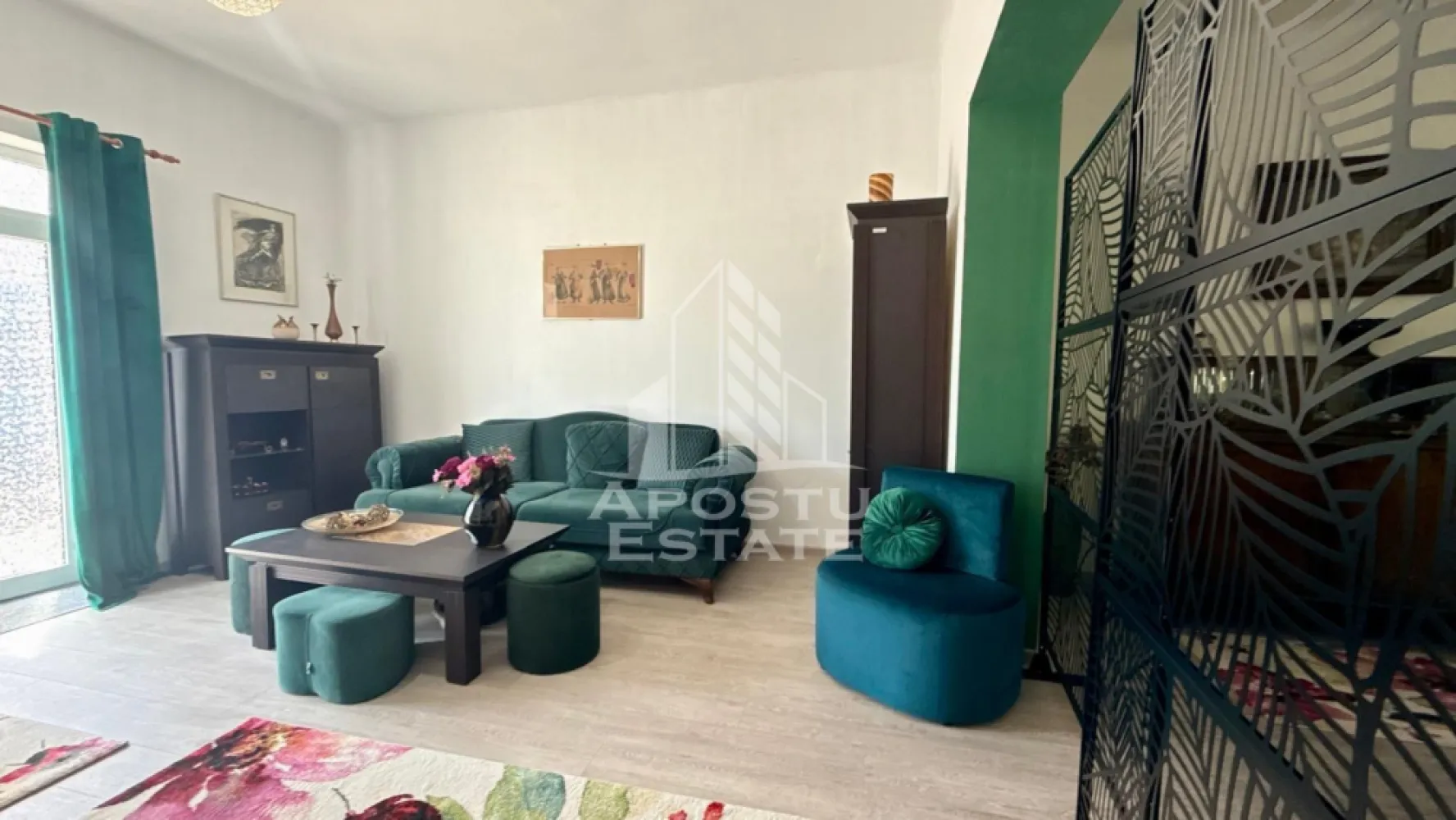 Casa de vanzare, zona Lipovei, Timisoara - APOSTU ESTATE va propune spre vanzare o casa cu 6 camere, 2 bai plus o anexa in zona rezidentiala de case din cartierul Lipovei, la 18 minute de mers pe jos pana la Iulius Mall.

Imobilul dispune de o suprafata utila de 176 mp si este compartimentat astfel:
Parter:
-living cu loc de luat masa
-dormitor
-baie cu geam
-terasa inchisa;

 Mansarda:
-hol acces;
-2 dormitoare 
-camera de zi
-baie cu cada pe colt
-terasa; 

Casa este pretabila pentru locuinta unei familii cu minim 4 membrii sau ca investitie pentru spatiu comercial. Pozitia excelenta suprafata utila si spurafata terenului, precum si compartimentarea sunt caracteristicile principale care justifica pretul avantajos.

Agentia imobiliara APOSTU ESTATE va ofera consultanta bancara gratuita prin intermediul colaboratorilor nostri pentru alegerea celui mai potrivit tip de credit, astfel incat tu sa devii noul proprietar al acestui apartament.
Va invitam cu drag la o vizionare!
ID intern: CP2388954