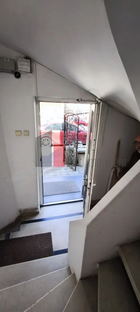 Apartament Dorobanti Beller 5 camere et 1 - Descoperă un apartament spectaculos de 5 camere, disponibil atât pentru închiriere rezidențială, cât și pentru sediu de firmă, situat într-una dintre cele mai exclusiviste și rafinate zone ale Bucureștiului – Dorobanți, în proximitatea străzilor Radu Beller și Calea Dorobanților.

Această proprietate impresionează prin spațiile generoase și luminoase, fiind ideală pentru amenajarea unui birou elegant sau pentru un stil de viață premium. Apartamentul dispune de 5 camere ample, ce pot fi configurate cu ușurință în funcție de nevoile tale – fie că îți dorești un open-space impunător, birouri private sau camere confortabile pentru locuit.

Datorită poziționării premium și compartimentării versatile, apartamentul este perfect pentru desfășurarea activităților profesionale precum firme de avocatură, consultanță financiară, birouri notariale, companii de consultanță în afaceri, agenții imobiliare de lux, cabinete de arhitectură sau design interior, precum și pentru sedii de reprezentanță ale unor companii de prestigiu.

Bucătăria este complet utilată și mobilată, oferind toate facilitățile necesare pentru confortul zilnic, iar baia este modernă, finisată cu materiale de calitate superioară. Fiecare detaliu al apartamentului reflectă bun gust și atenție la calitate.

Situat într-o zonă verde și liniștită, imobilul oferă un echilibru perfect între intimitate și acces rapid către cele mai importante puncte de interes ale capitalei. Vecinătatea este una selectă, caracterizată prin clădiri elegante, restaurante exclusiviste și o atmosferă sofisticată.

Acest apartament reprezintă alegerea ideală pentru cei care își doresc un spațiu reprezentativ, fie pentru locuit, fie pentru dezvoltarea unui business într-un cadru premium, care inspiră profesionalism și lux.
