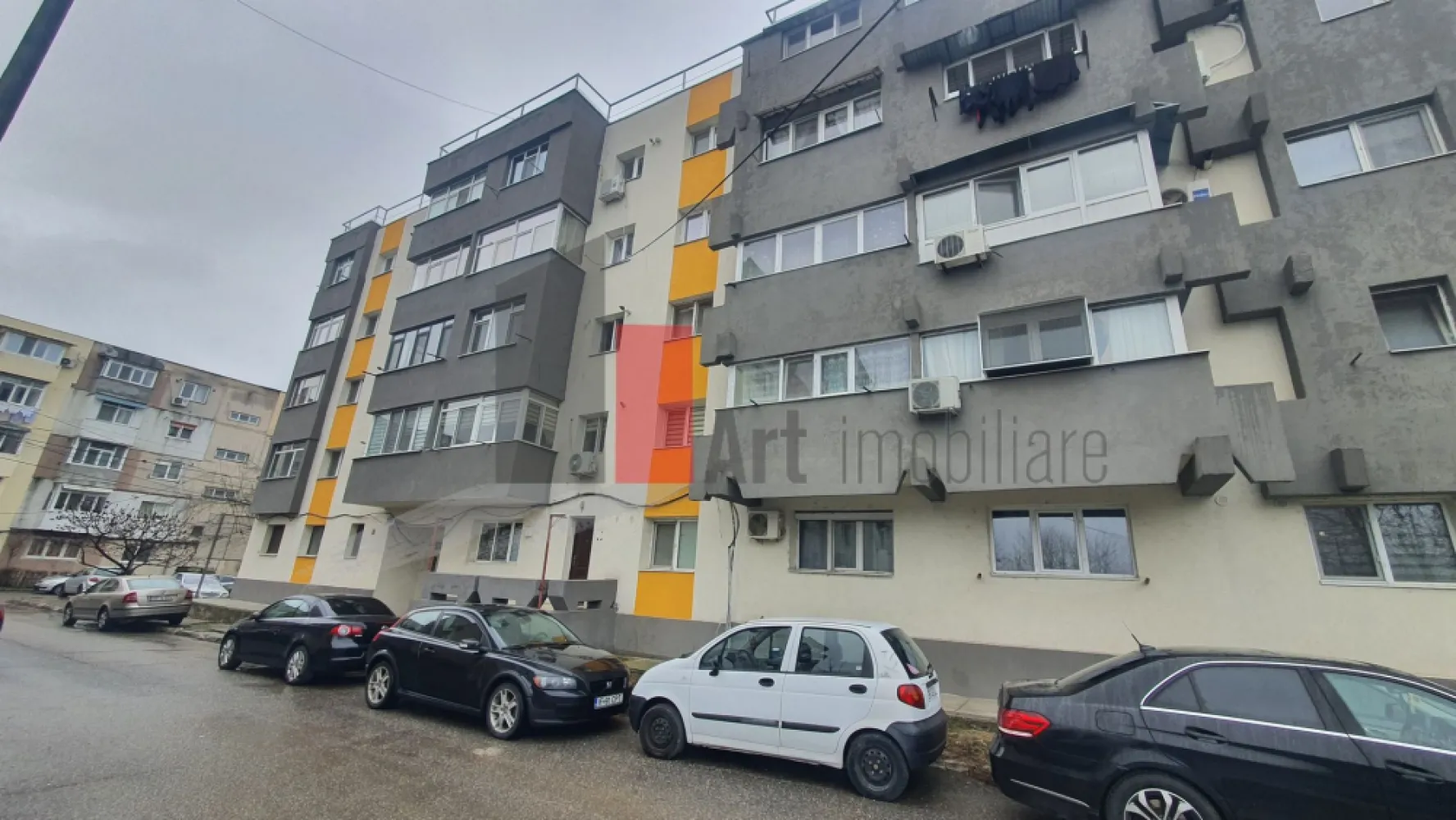 Ap 4 cam Giurgiu decomandat, parter - Va propun spre vanzare un apartament situat in orasul Giurgiu, in Cartierul Tineretului, la parterul unui bloc solid construit in 1986. Cu o suprafata utila impresionanta de 106,44 mp si intrare separata, acest apartament poate deveni locuinta visurilor tale! Caracteristici cheie: Incalzire proprie: Centrala termica si caloriferele trebuie montate, oferindu-ti libertatea de a alege solutia dorita. Contorizare separata: Gestionezi independent utilitatile. Stare „la gri”: Personalizeaza apartamentul exact pe gustul tau! Parcare usoara: Posibilitate de parcare libera pe strada. 
 Nu rata ocazia de a transforma acest spatiu generos intr-un camin modern si personalizat! Pentru mai multe detalii si pentru a programa o vizionare, te invit sa ma contactezi. Sunt aici sa te ajut si sa-ti ofer toate informatiile necesare. 📞 Hai sa discutam si sa vizionam impreuna aceasta proprietate unica!