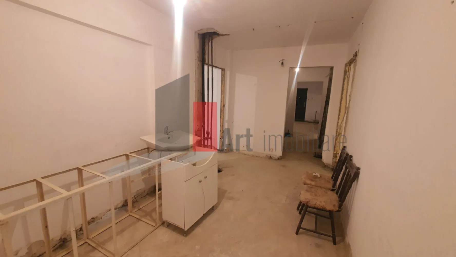 Ap 4 cam Giurgiu decomandat, parter - Va propun spre vanzare un apartament situat in orasul Giurgiu, in Cartierul Tineretului, la parterul unui bloc solid construit in 1986. Cu o suprafata utila impresionanta de 106,44 mp si intrare separata, acest apartament poate deveni locuinta visurilor tale! Caracteristici cheie: Incalzire proprie: Centrala termica si caloriferele trebuie montate, oferindu-ti libertatea de a alege solutia dorita. Contorizare separata: Gestionezi independent utilitatile. Stare „la gri”: Personalizeaza apartamentul exact pe gustul tau! Parcare usoara: Posibilitate de parcare libera pe strada. 
 Nu rata ocazia de a transforma acest spatiu generos intr-un camin modern si personalizat! Pentru mai multe detalii si pentru a programa o vizionare, te invit sa ma contactezi. Sunt aici sa te ajut si sa-ti ofer toate informatiile necesare. 📞 Hai sa discutam si sa vizionam impreuna aceasta proprietate unica!
