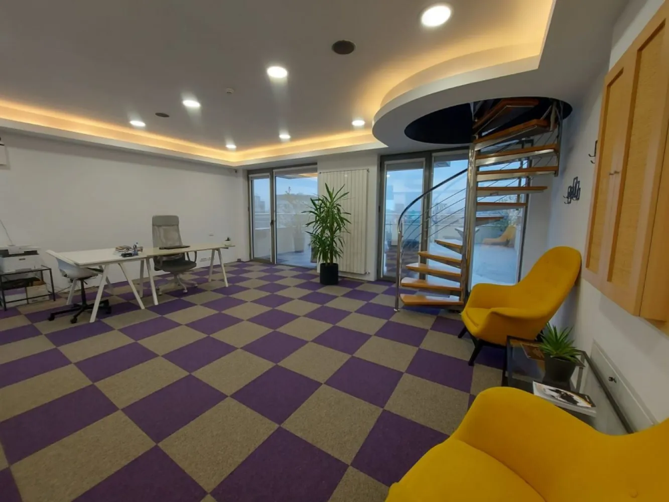 Ag BRASADAS închiriază BIROU 171mp Et 6 si 7 zona ROMANA. - Agenția BRASADAS închiriază spatiu pentru BIROU etajele 6 si 7 tip DUPLEX, suprafata utila de 171mp si terasa 196mp cu vedere panoramică, aer conditionat si centrala termica proprie. 
Suprafata utila este 171mp si terasa 196mp.
Se inchiriaza semimobilat cu finisaje moderne si 2 grupuri sanitare, personal la poarta pentru corespondența, locuri de parcare tip Klaus.