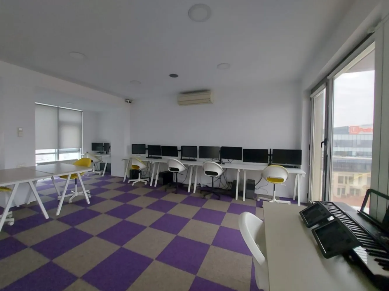 Ag BRASADAS închiriază BIROU 171mp Et 6 si 7 zona ROMANA. - Agenția BRASADAS închiriază spatiu pentru BIROU etajele 6 si 7 tip DUPLEX, suprafata utila de 171mp si terasa 196mp cu vedere panoramică, aer conditionat si centrala termica proprie. 
Suprafata utila este 171mp si terasa 196mp.
Se inchiriaza semimobilat cu finisaje moderne si 2 grupuri sanitare, personal la poarta pentru corespondența, locuri de parcare tip Klaus.