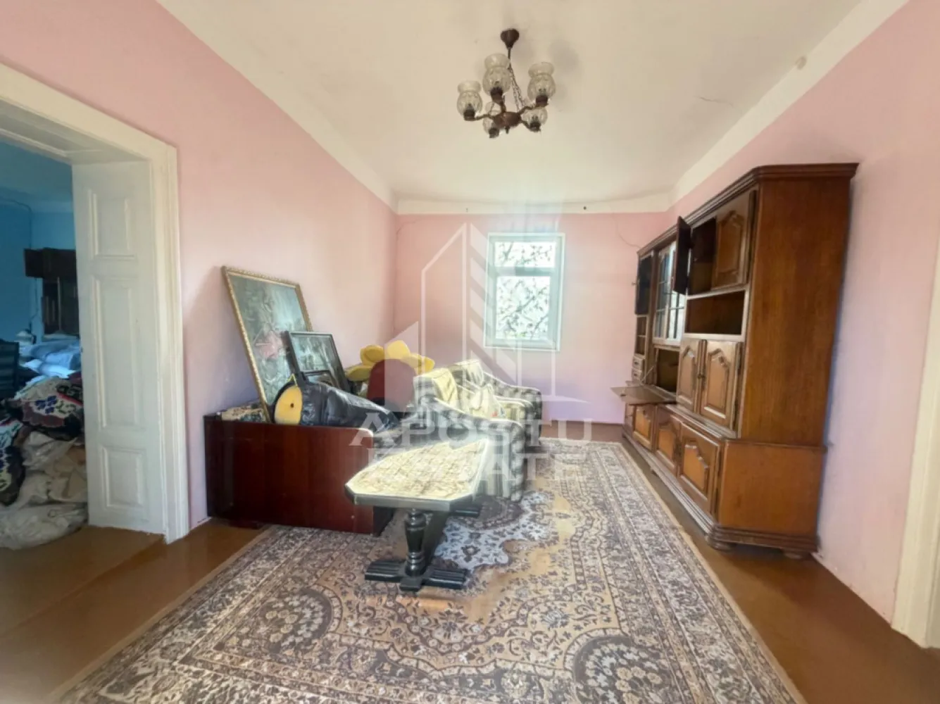 Casa batraneasca cu teren de 3022 mp, in Carani - Apostu Estate vă oferă spre vânzare o proprietate situată în Carani, ideală pentru cei care își doresc liniște și spațiu generos, la doar câteva minute de Timișoara.

Imobilul este amplasat pe un teren generos de 3022 mp și dispune de o casă cu suprafață utilă de 78 mp, compartimentată practic în 3 camere și 2 bai.

În curte se regăsește și o anexă, utilă pentru depozitare sau alte activități gospodărești. Casa este construita din vaiuga, deci se poate achizitiona doar cash.

Proprietatea beneficiază de un teren mare, ideal pentru grădinărit, relaxare sau extindere, fiind potrivită atât pentru locuit, cât și ca investiție.

Pentru mai multe detalii și programarea unei vizionări, vă stăm cu drag la dispoziție!
ID Intern: CP3156311
