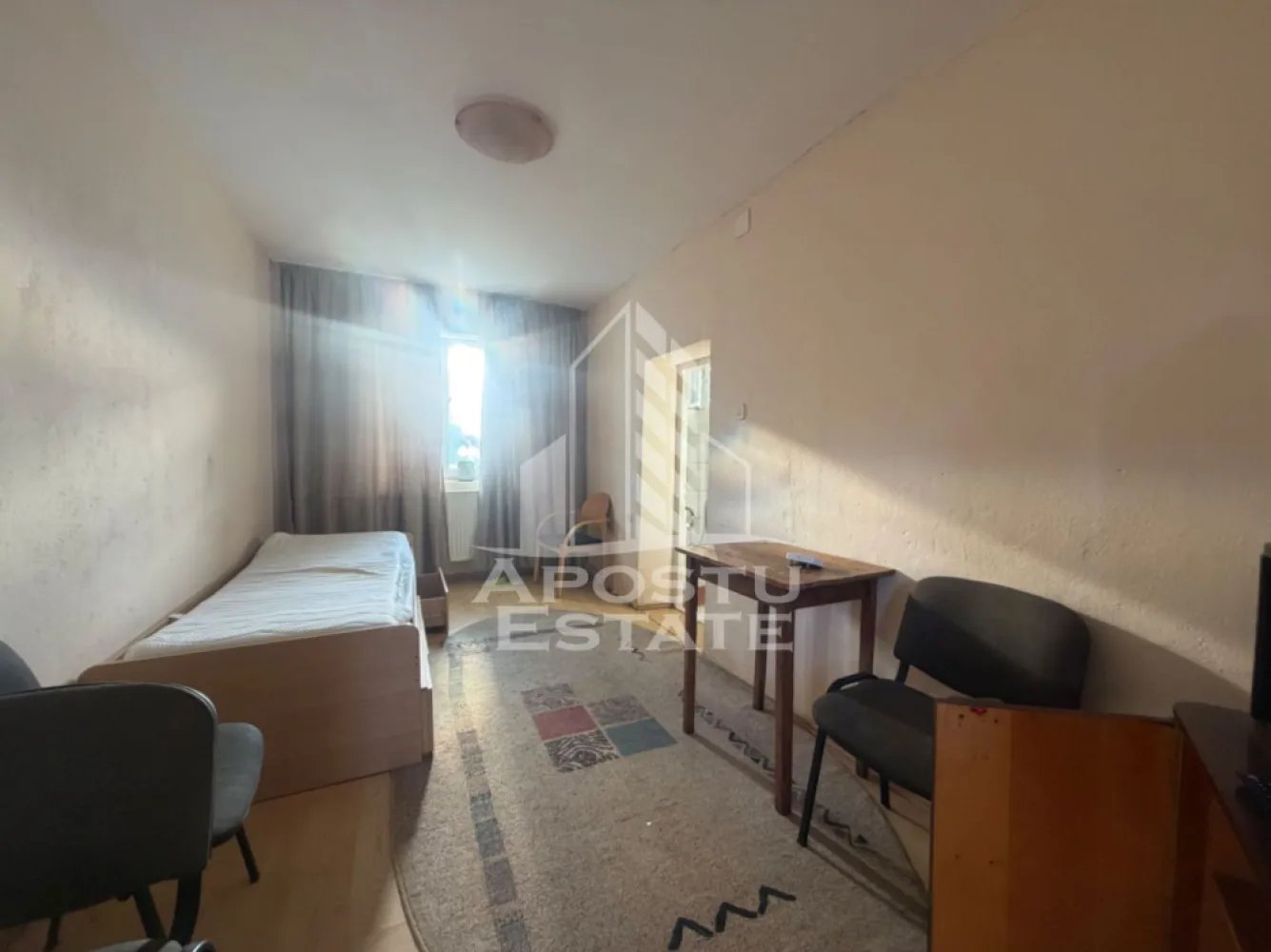 Casa batraneasca cu teren de 3022 mp, in Carani - Apostu Estate vă oferă spre vânzare o proprietate situată în Carani, ideală pentru cei care își doresc liniște și spațiu generos, la doar câteva minute de Timișoara.

Imobilul este amplasat pe un teren generos de 3022 mp și dispune de o casă cu suprafață utilă de 78 mp, compartimentată practic în 3 camere și 2 bai.

În curte se regăsește și o anexă, utilă pentru depozitare sau alte activități gospodărești. Casa este construita din vaiuga, deci se poate achizitiona doar cash.

Proprietatea beneficiază de un teren mare, ideal pentru grădinărit, relaxare sau extindere, fiind potrivită atât pentru locuit, cât și ca investiție.

Pentru mai multe detalii și programarea unei vizionări, vă stăm cu drag la dispoziție!
ID Intern: CP3156311