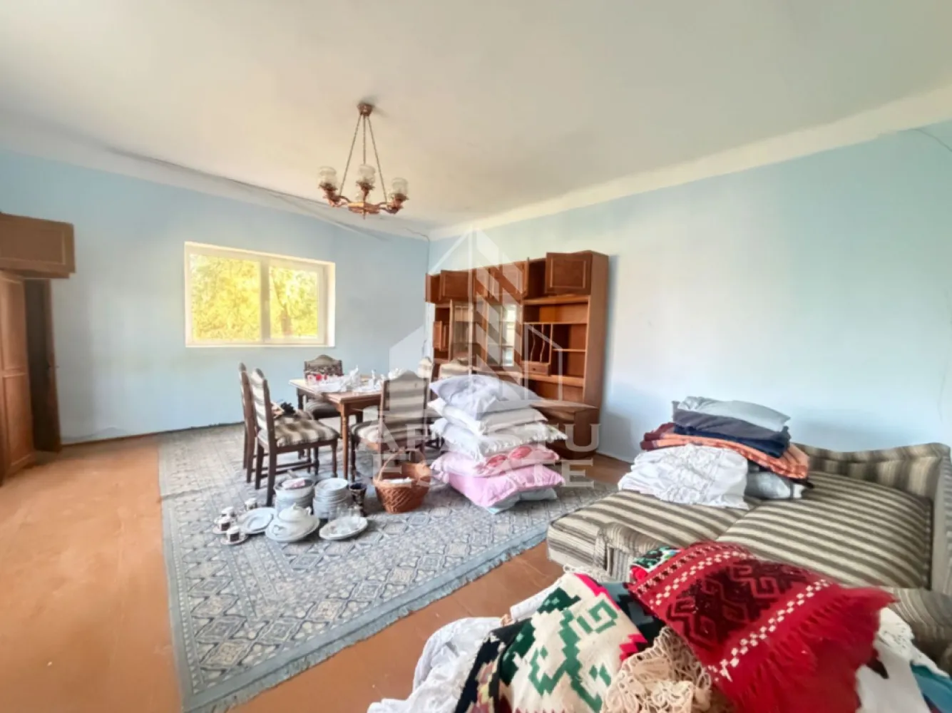 Casa batraneasca cu teren de 3022 mp, in Carani - Apostu Estate vă oferă spre vânzare o proprietate situată în Carani, ideală pentru cei care își doresc liniște și spațiu generos, la doar câteva minute de Timișoara.

Imobilul este amplasat pe un teren generos de 3022 mp și dispune de o casă cu suprafață utilă de 78 mp, compartimentată practic în 3 camere și 2 bai.

În curte se regăsește și o anexă, utilă pentru depozitare sau alte activități gospodărești. Casa este construita din vaiuga, deci se poate achizitiona doar cash.

Proprietatea beneficiază de un teren mare, ideal pentru grădinărit, relaxare sau extindere, fiind potrivită atât pentru locuit, cât și ca investiție.

Pentru mai multe detalii și programarea unei vizionări, vă stăm cu drag la dispoziție!
ID Intern: CP3156311