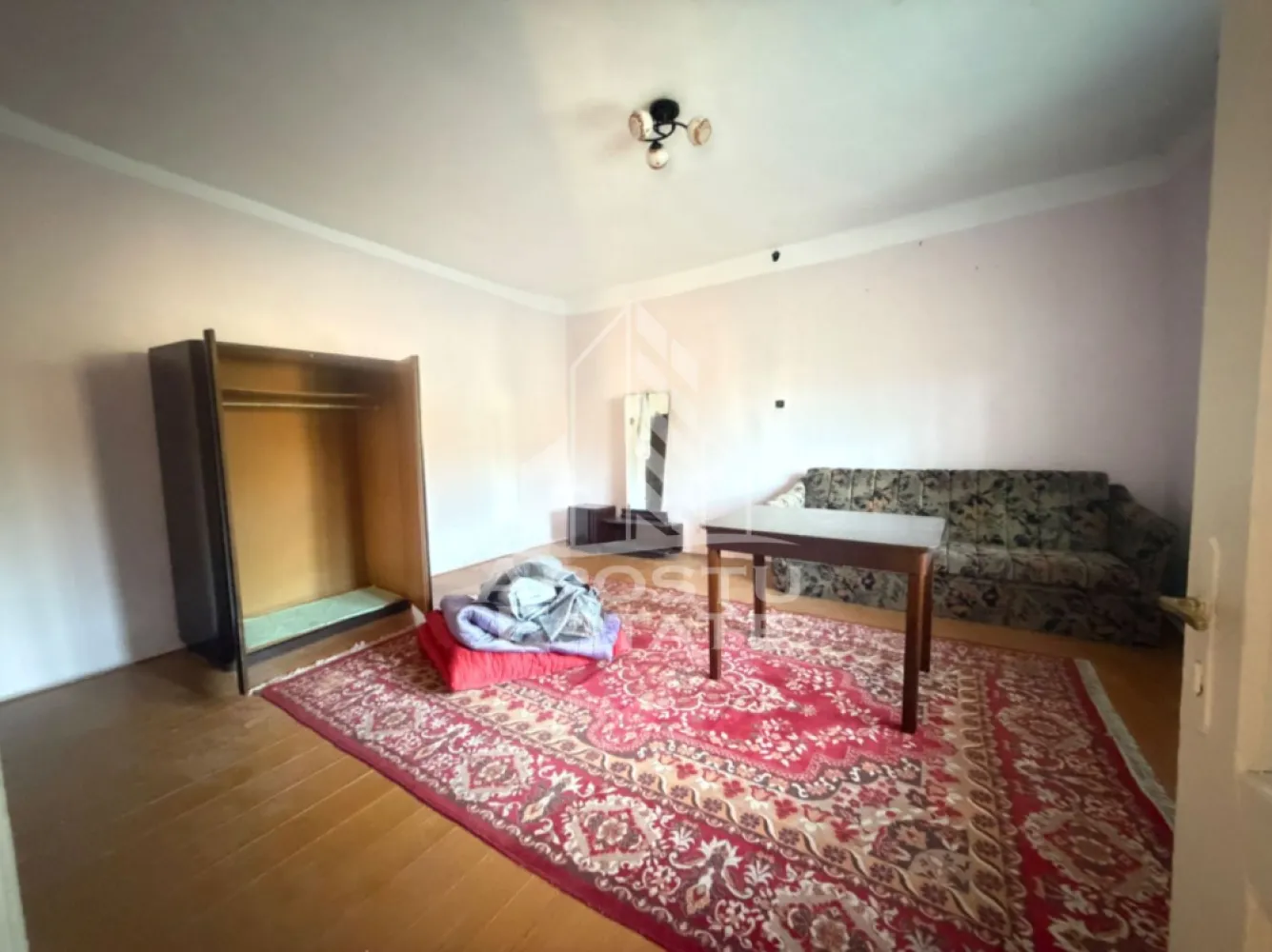 Casa batraneasca cu teren de 3022 mp, in Carani - Apostu Estate vă oferă spre vânzare o proprietate situată în Carani, ideală pentru cei care își doresc liniște și spațiu generos, la doar câteva minute de Timișoara.

Imobilul este amplasat pe un teren generos de 3022 mp și dispune de o casă cu suprafață utilă de 78 mp, compartimentată practic în 3 camere și 2 bai.

În curte se regăsește și o anexă, utilă pentru depozitare sau alte activități gospodărești. Casa este construita din vaiuga, deci se poate achizitiona doar cash.

Proprietatea beneficiază de un teren mare, ideal pentru grădinărit, relaxare sau extindere, fiind potrivită atât pentru locuit, cât și ca investiție.

Pentru mai multe detalii și programarea unei vizionări, vă stăm cu drag la dispoziție!
ID Intern: CP3156311