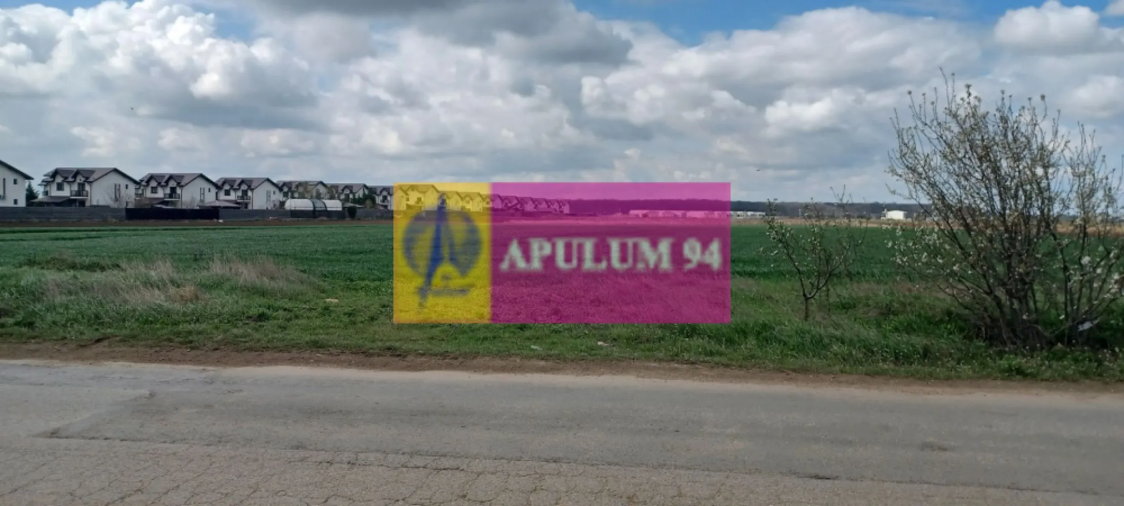 Săbăreni, teren intravilan 1000 mp, cu utilitati în apropiere - Terenul se află la intrarea în Săbăreni, intr-o zonă rezidentială nouă, in plină dezvoltare, amplasat la 90 m de Strada Principală, unde avem reteaua de curent electric si cea de gaze naturale. Preț 49.000 EUR